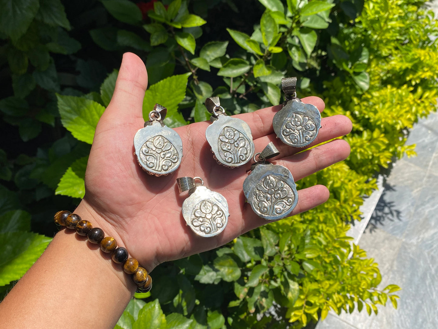 Aesthetic Labradorite Pendant for Fashion Lovers, Spiritual Labradorite Pendant with Tibetan Silver Details, Perfect Gift Idea, Unisex.