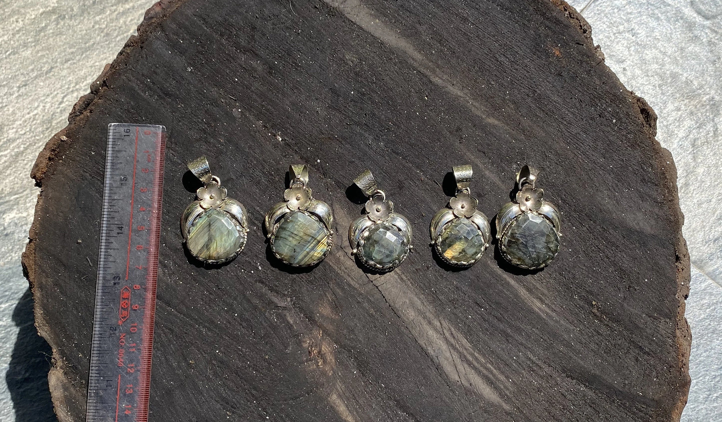 Aesthetic Labradorite Pendant for Fashion Lovers, Spiritual Labradorite Pendant with Tibetan Silver Details, Perfect Gift Idea, Unisex.