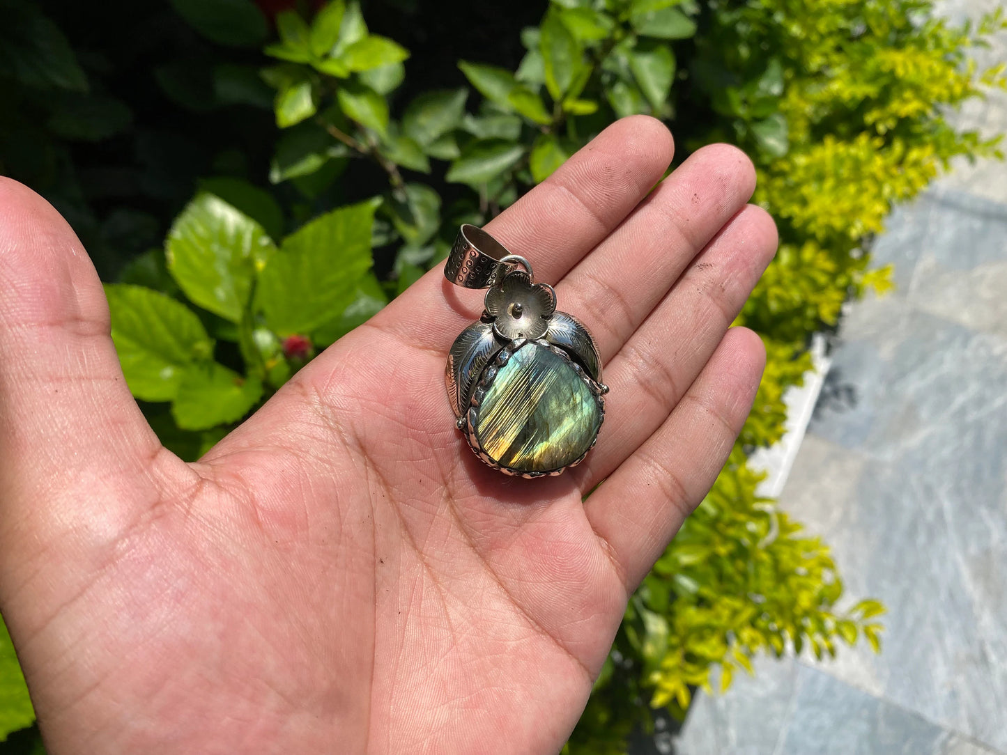 Aesthetic Labradorite Pendant for Fashion Lovers, Spiritual Labradorite Pendant with Tibetan Silver Details, Perfect Gift Idea, Unisex.