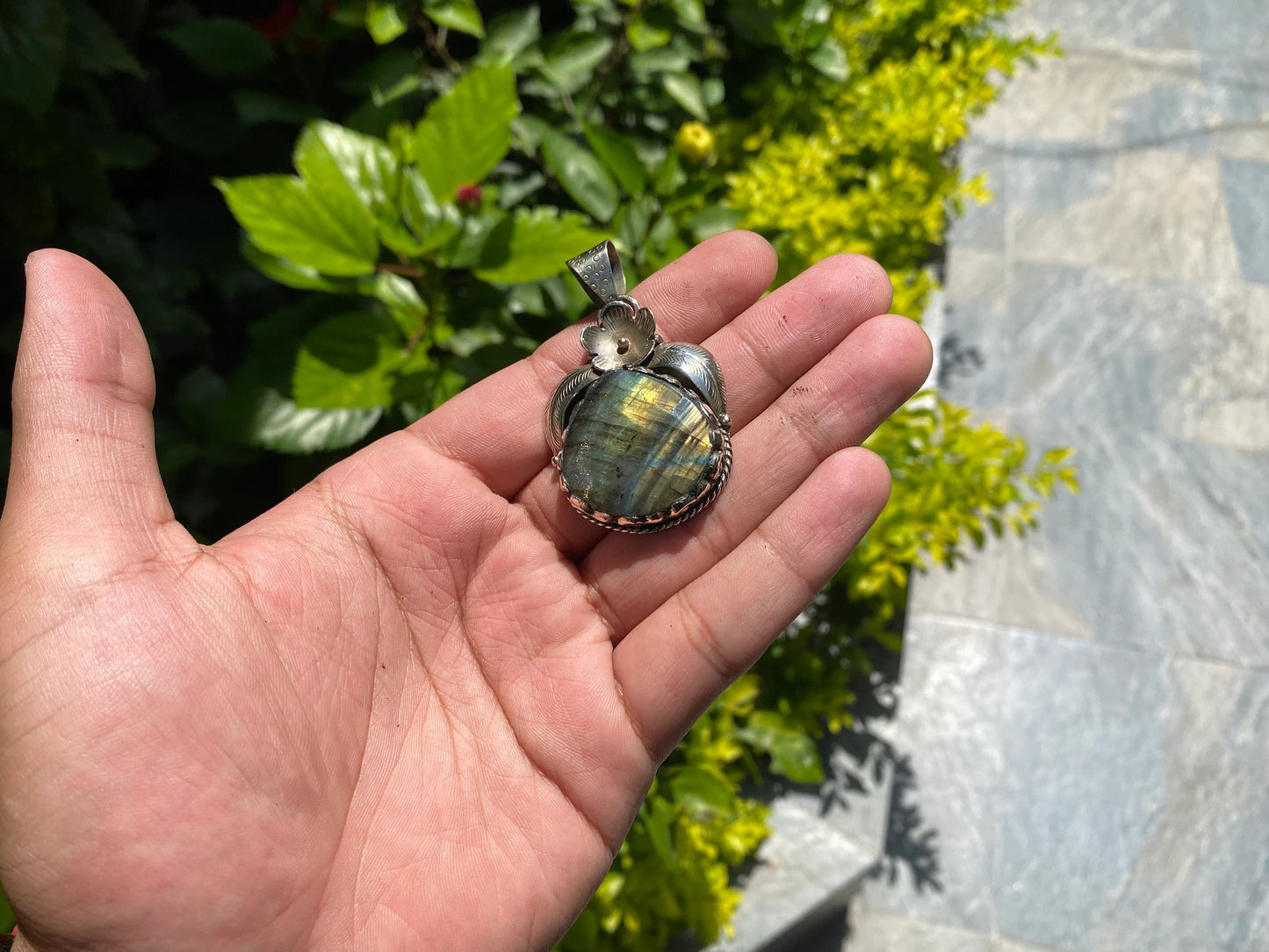 Aesthetic Labradorite Pendant for Fashion Lovers, Spiritual Labradorite Pendant with Tibetan Silver Details, Perfect Gift Idea, Unisex.