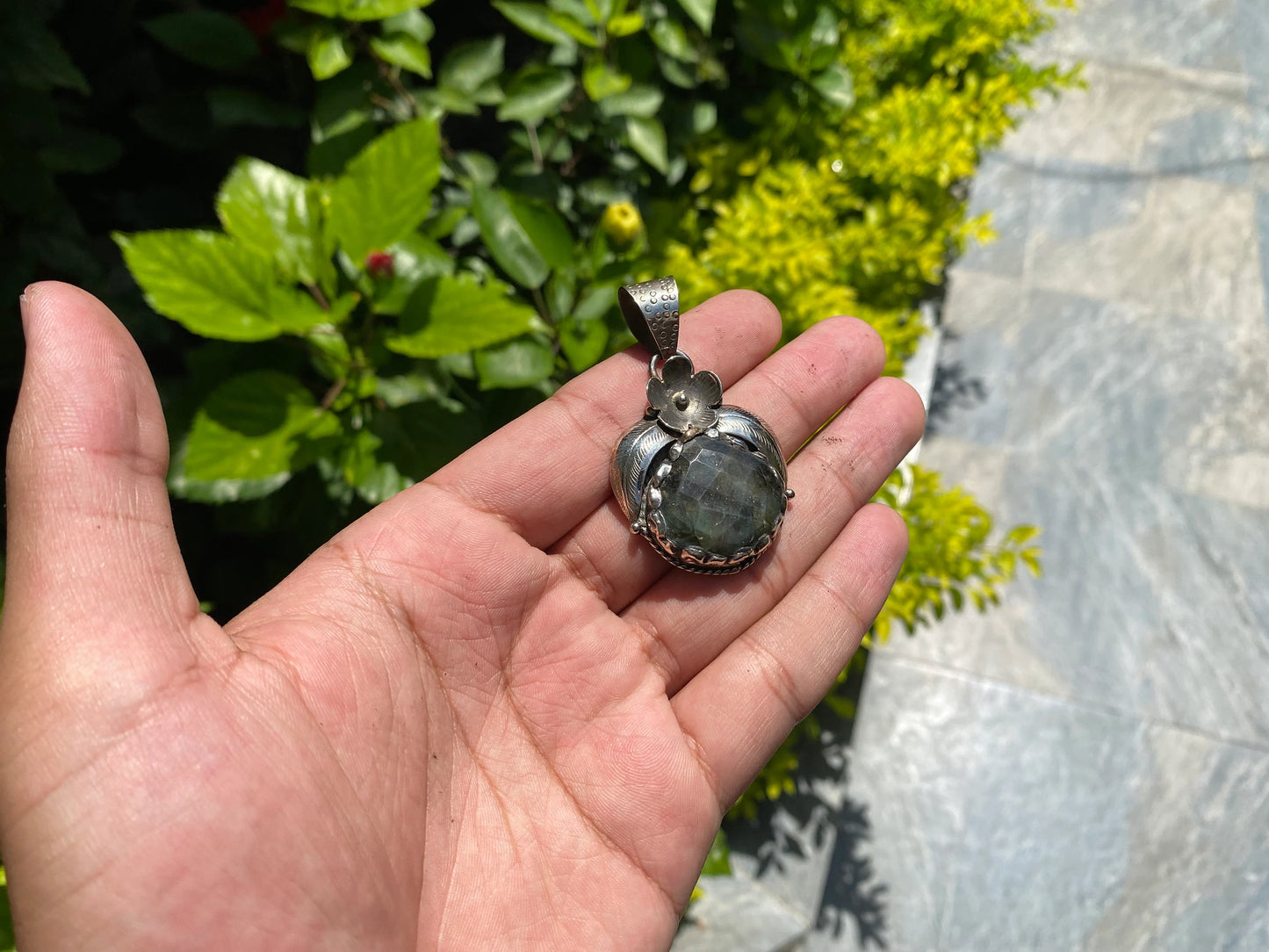 Aesthetic Labradorite Pendant for Fashion Lovers, Spiritual Labradorite Pendant with Tibetan Silver Details, Perfect Gift Idea, Unisex.