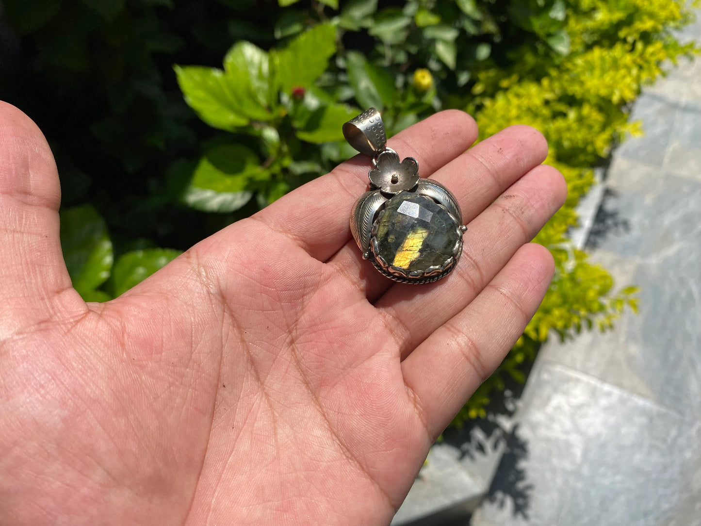 Aesthetic Labradorite Pendant for Fashion Lovers, Spiritual Labradorite Pendant with Tibetan Silver Details, Perfect Gift Idea, Unisex.
