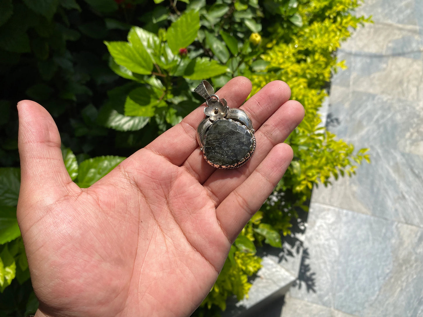 Aesthetic Labradorite Pendant for Fashion Lovers, Spiritual Labradorite Pendant with Tibetan Silver Details, Perfect Gift Idea, Unisex.