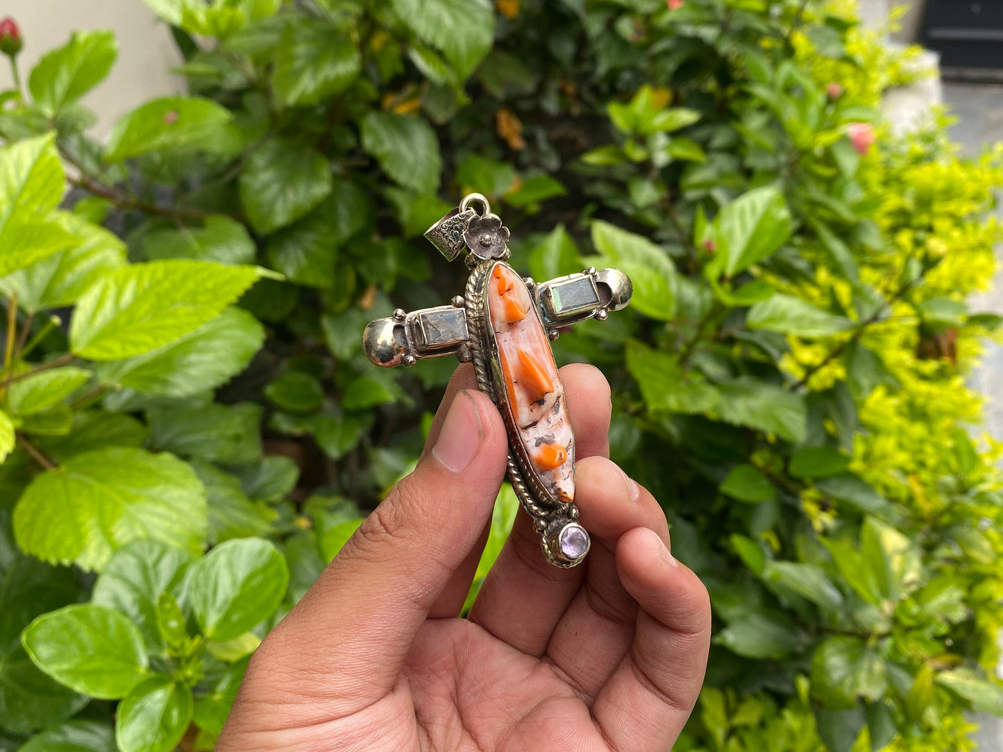 Aesthetic Spiny Orange Oyster Pendant with Natural Gemstones - Durable Daily Wear, Unisex Pendant, Perfect for gift, Hammered Floral Design.