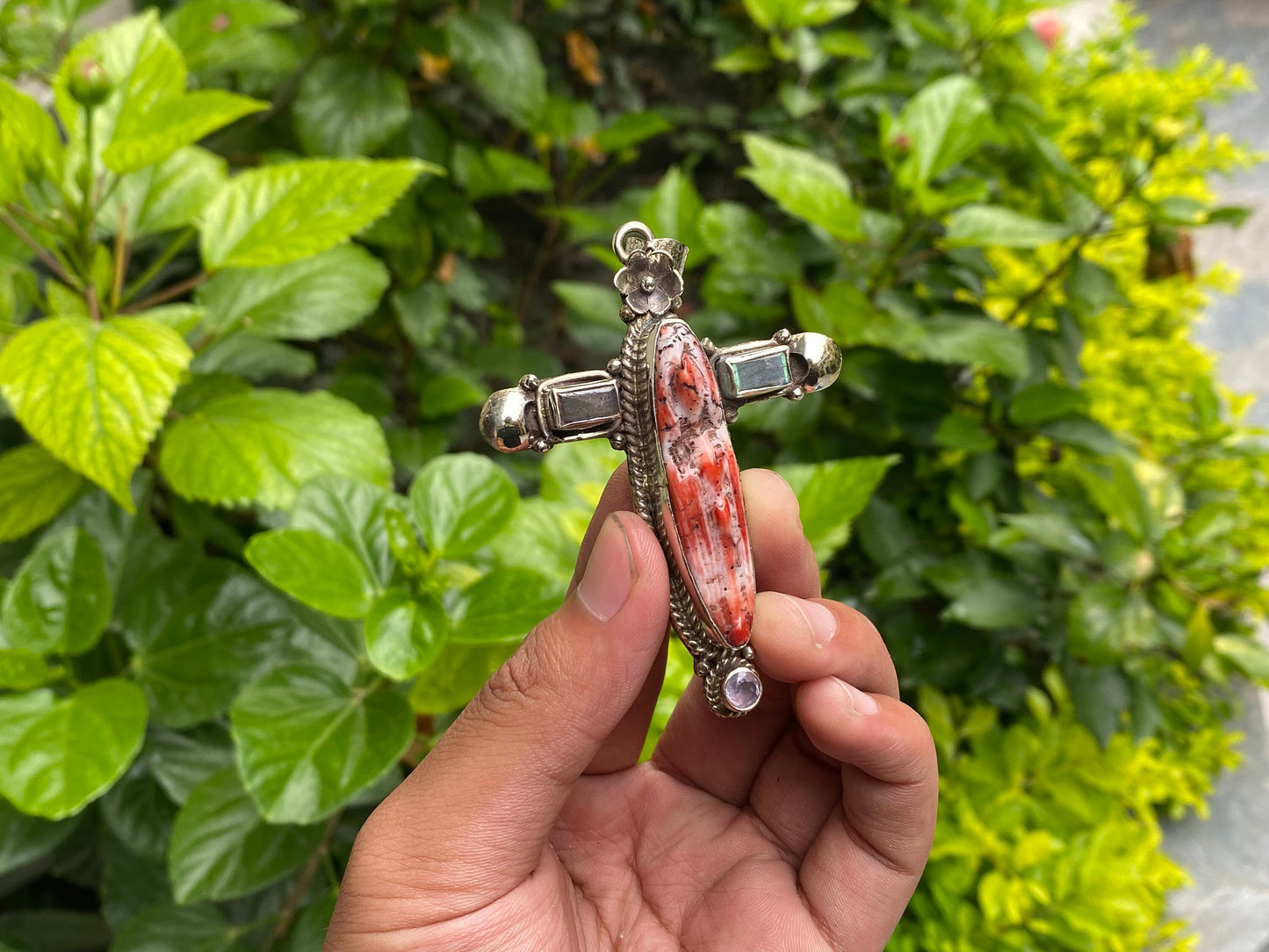 Aesthetic Spiny Orange Oyster Pendant with Natural Gemstones - Durable Daily Wear, Unisex Pendant, Perfect for gift, Hammered Floral Design.