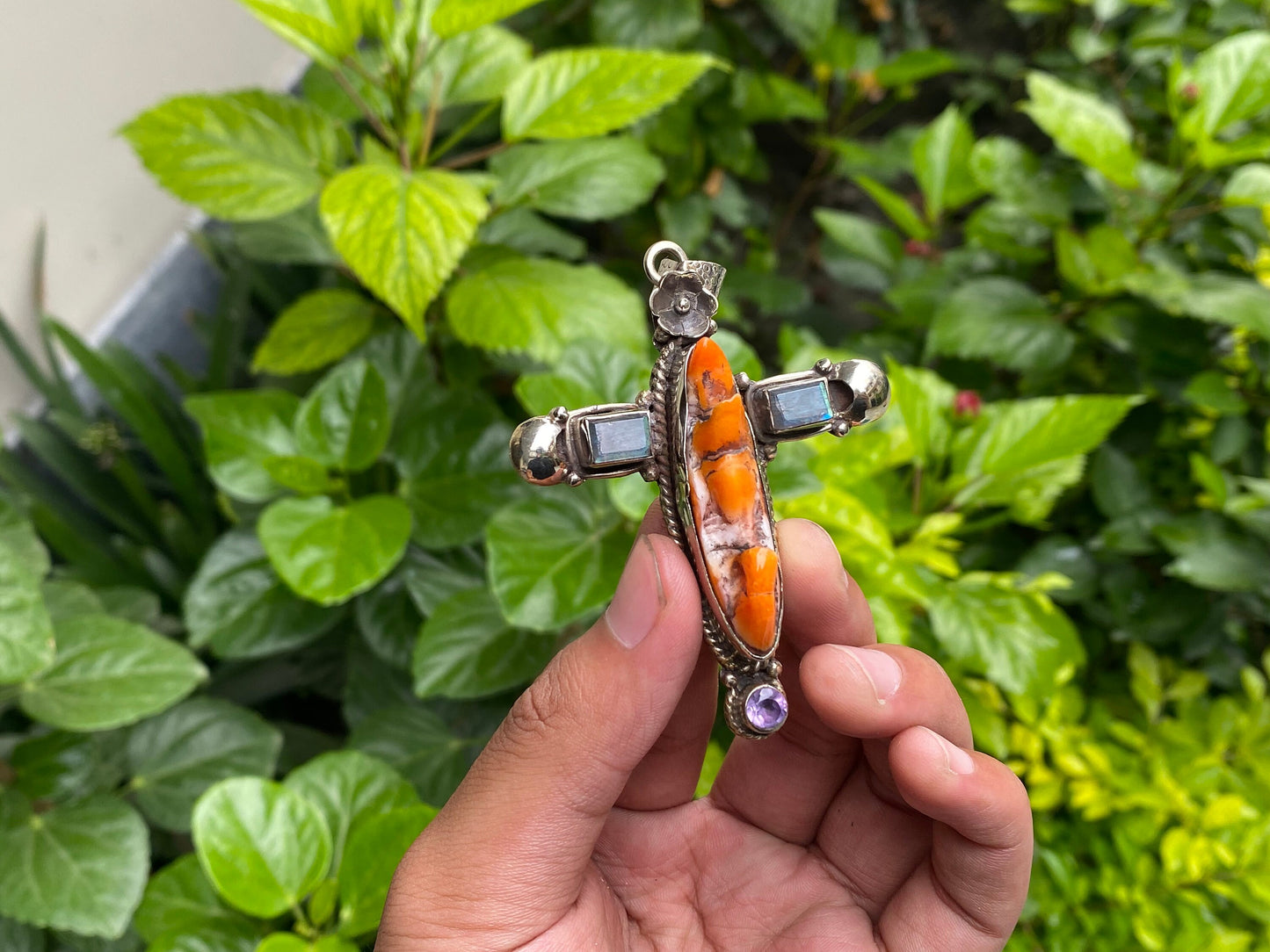Aesthetic Spiny Orange Oyster Pendant with Natural Gemstones - Durable Daily Wear, Unisex Pendant, Perfect for gift, Hammered Floral Design.
