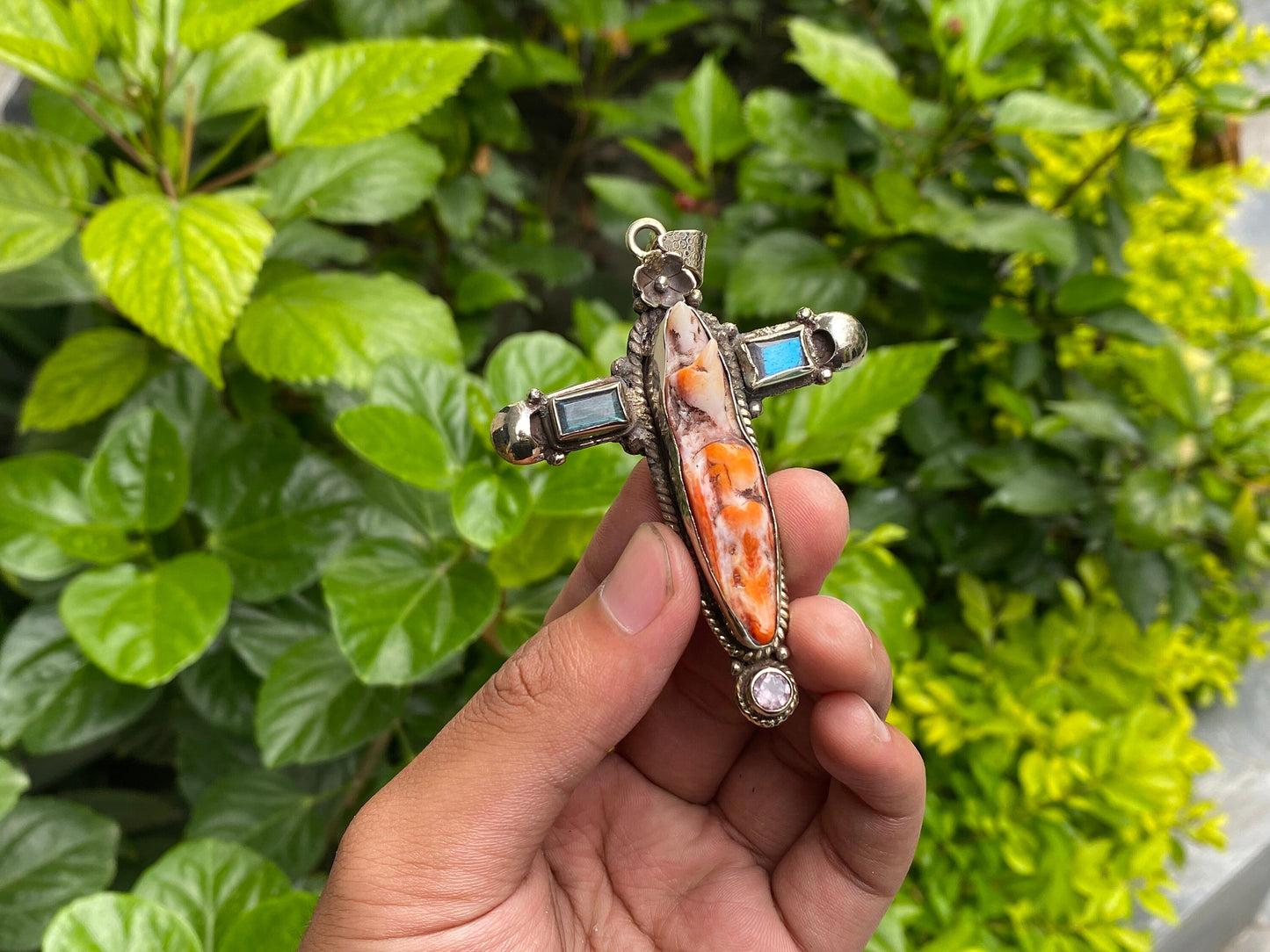 Aesthetic Spiny Orange Oyster Pendant with Natural Gemstones - Durable Daily Wear, Unisex Pendant, Perfect for gift, Hammered Floral Design.