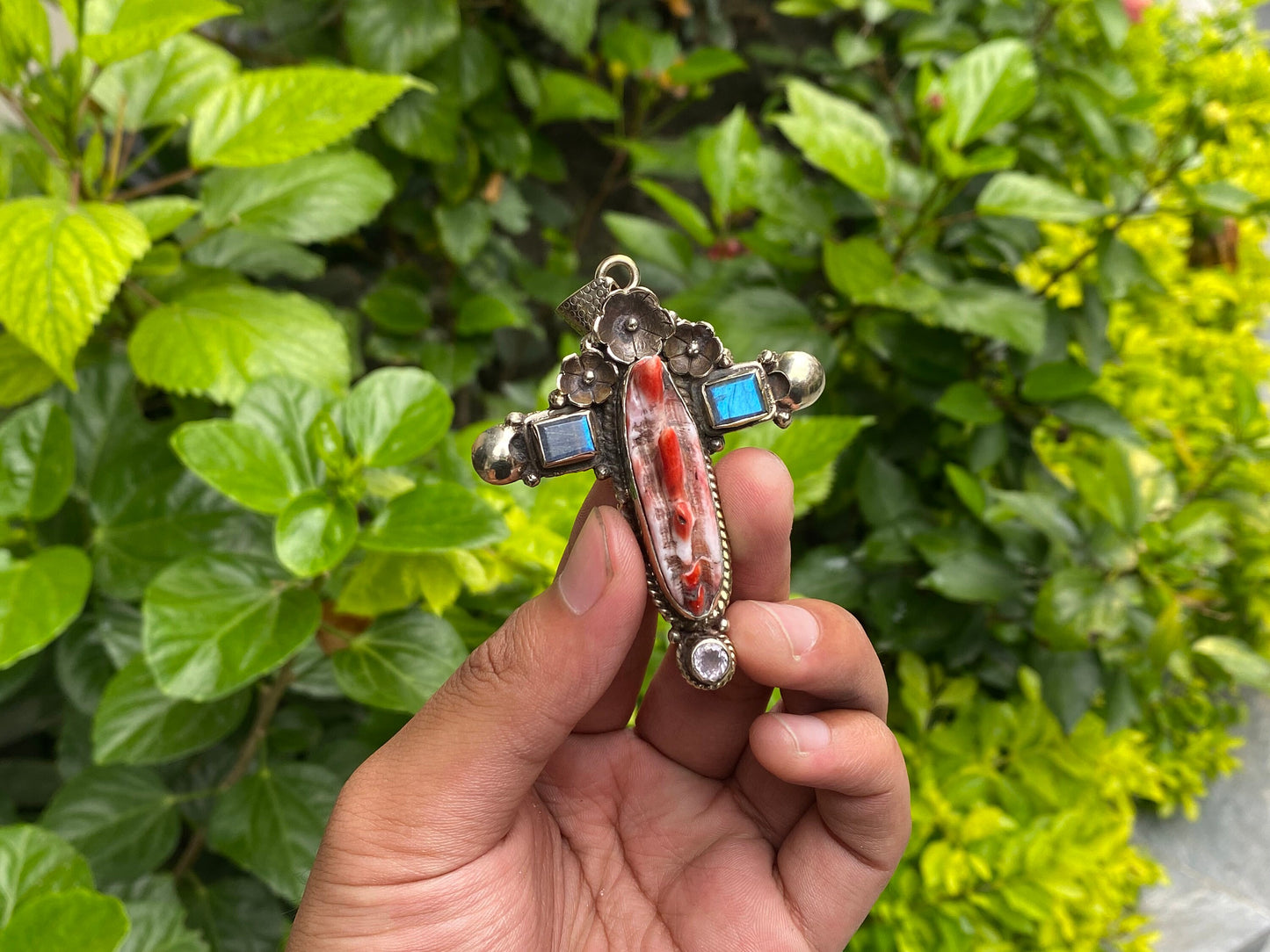 Aesthetic Spiny Orange Oyster Pendant with Natural Gemstones - Durable Daily Wear, Unisex Pendant, Perfect for gift, Hammered Floral Design.