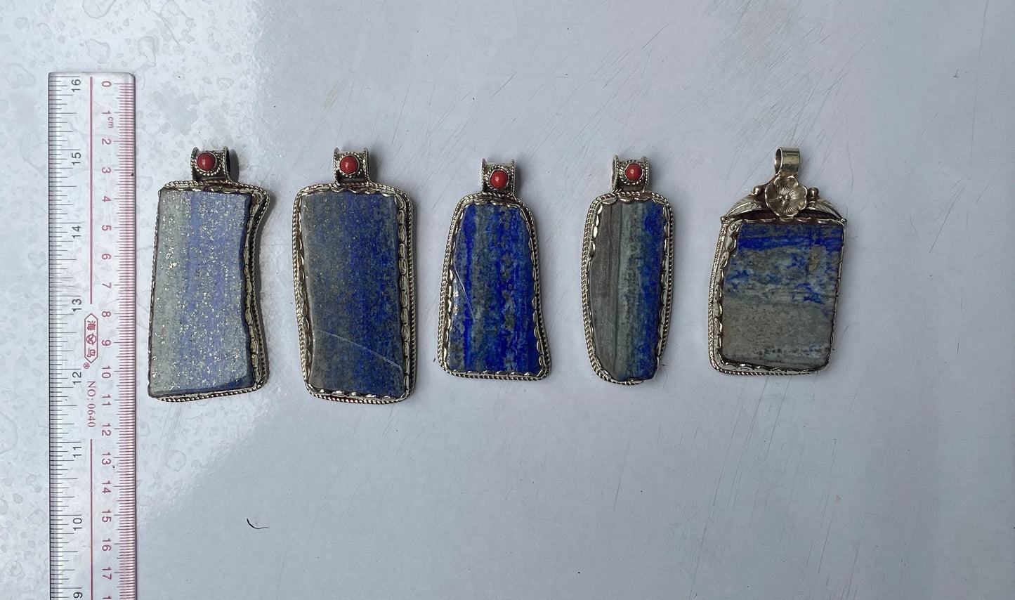 Big Handcrafted Raw Lapis Pendant with Red Coral & Tibetan Silver - Unisex Floral Design, Unique gift ideas, Boho charm, Collectible jewels.