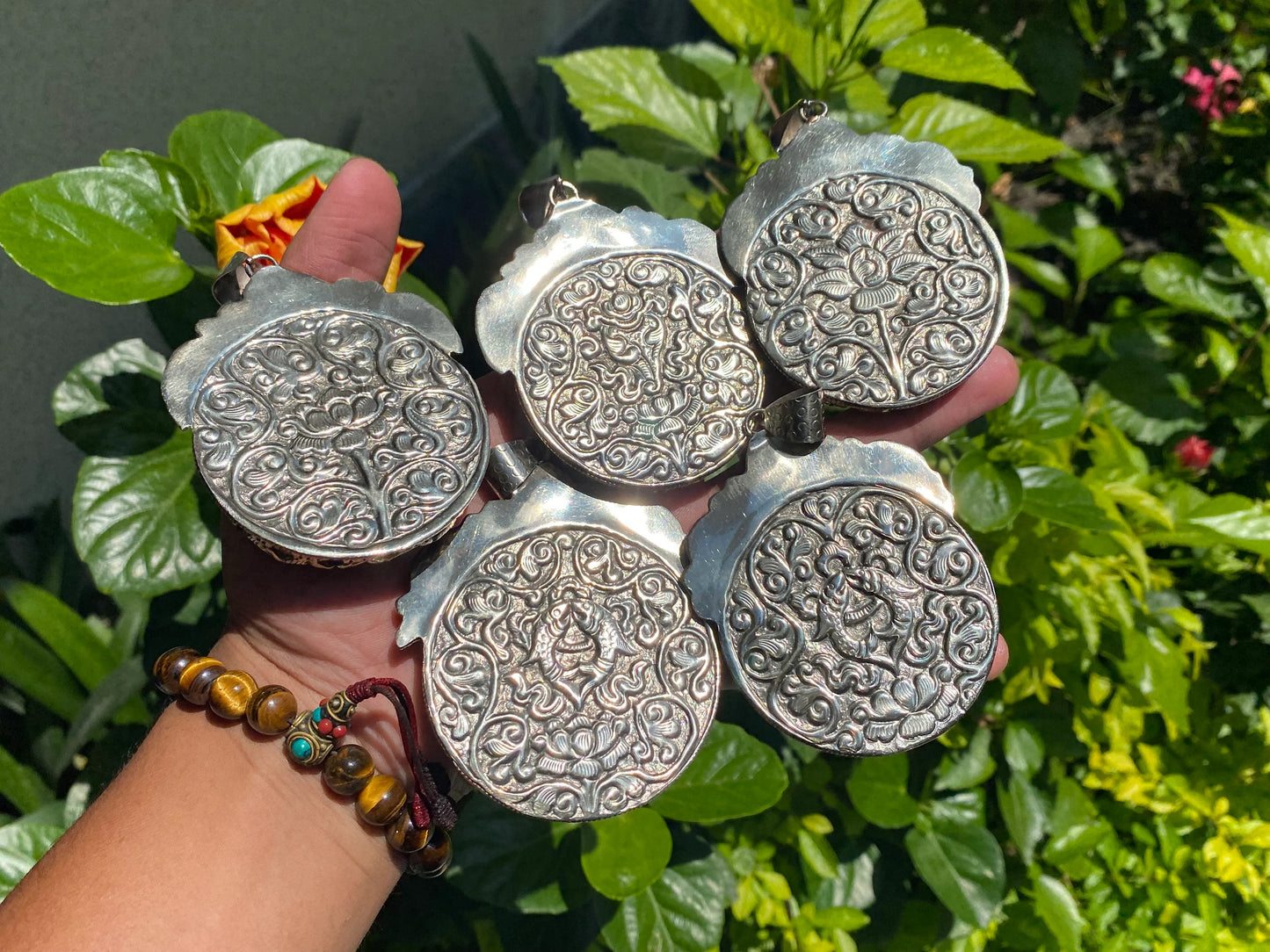 Big handmade Natural Spiny Orange Oyster Pendant for Daily wear, Hammered floral design , Tibetan Silver with Raw Lapis, Unique Boho fashion