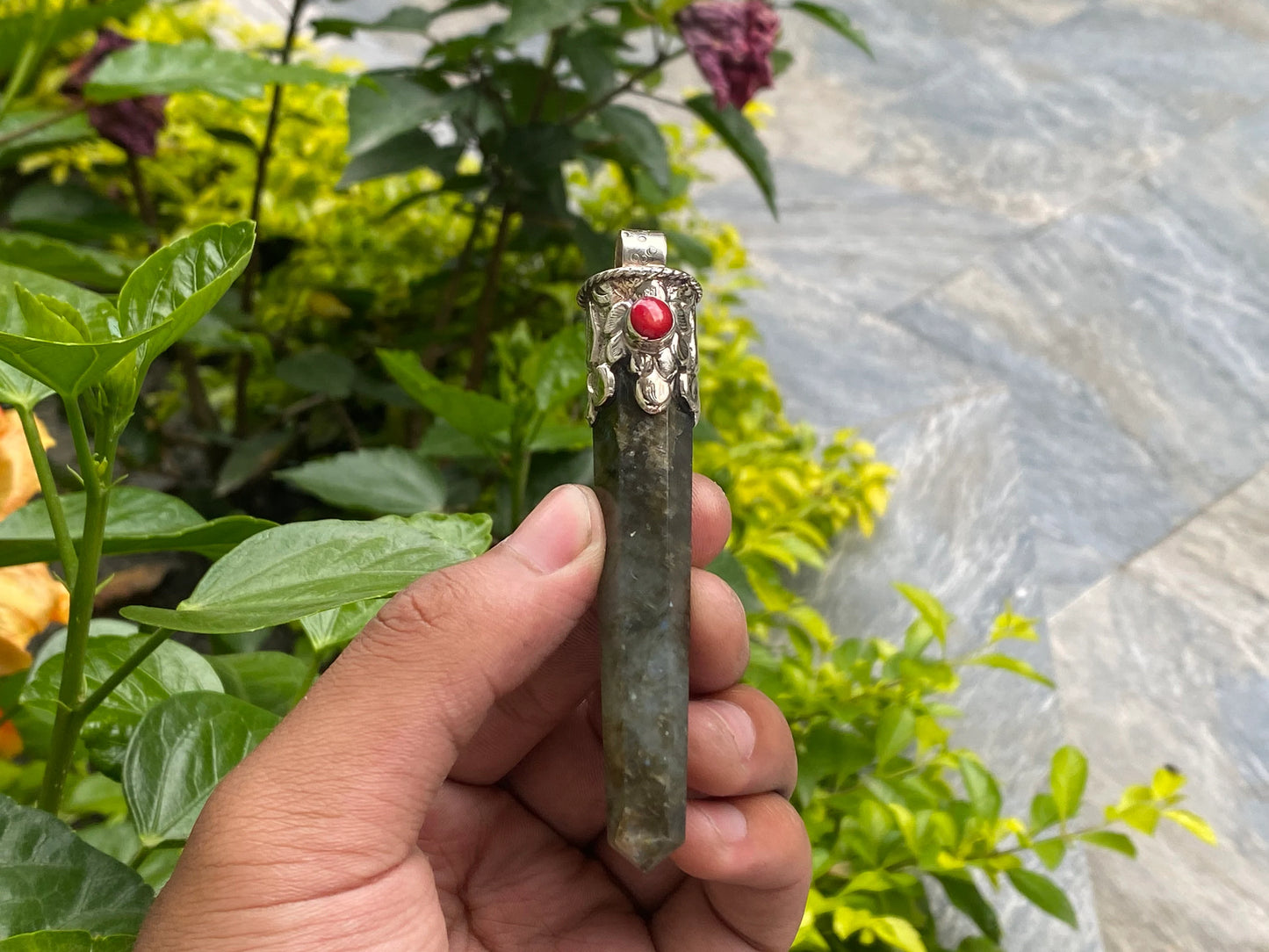 Daily Elegance: Labradorite Pendant with Healing Properties, Pointed Pendant, Big pointed pendant, Antique pendant, Labradorite Pendant