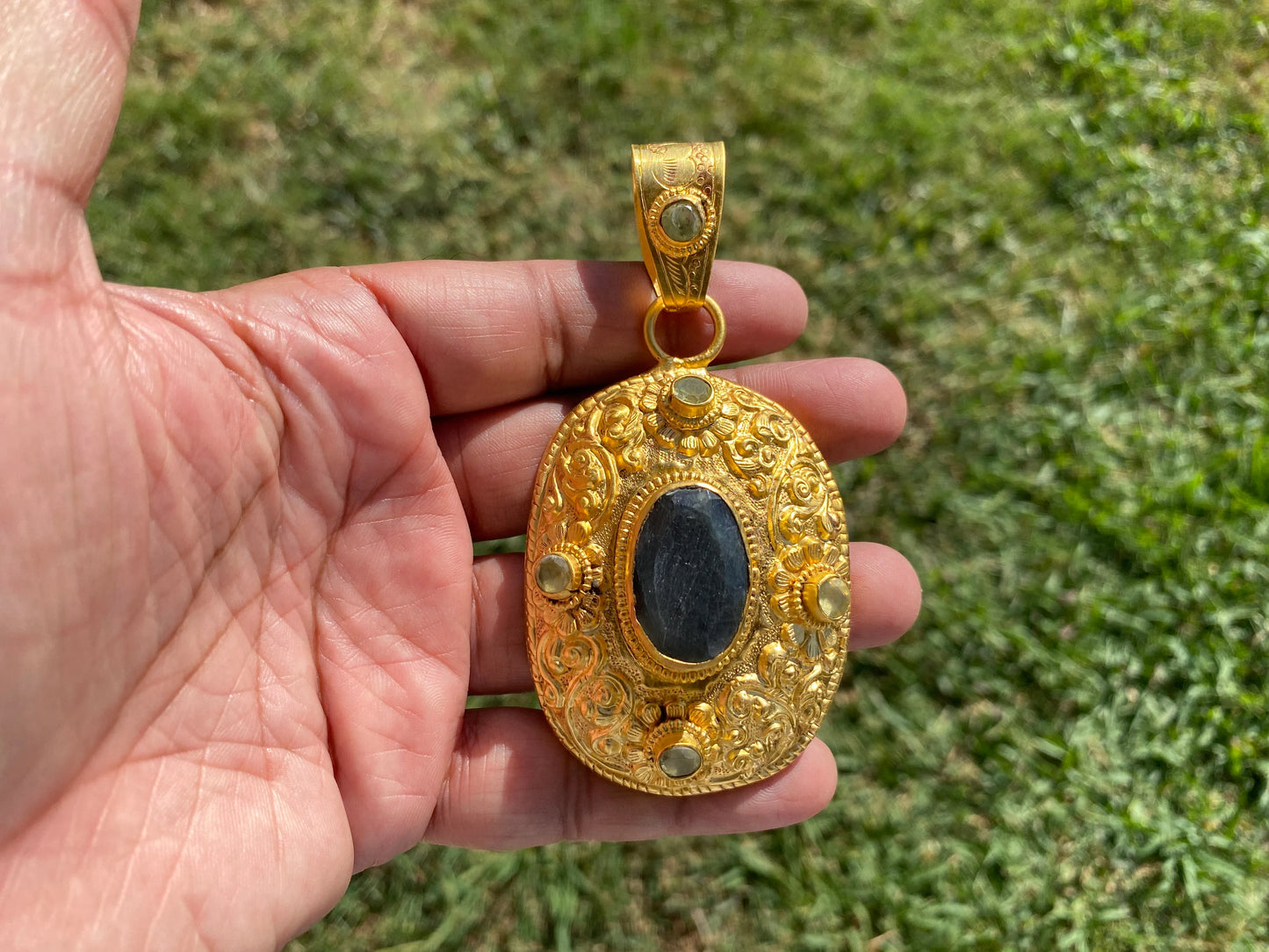 , Gold Overlay Labradorite Pendant, Mystical Charm, Elegant CraftsmanshipNature's Magic Jewelry, Aurora-inspired, Luxurious Design