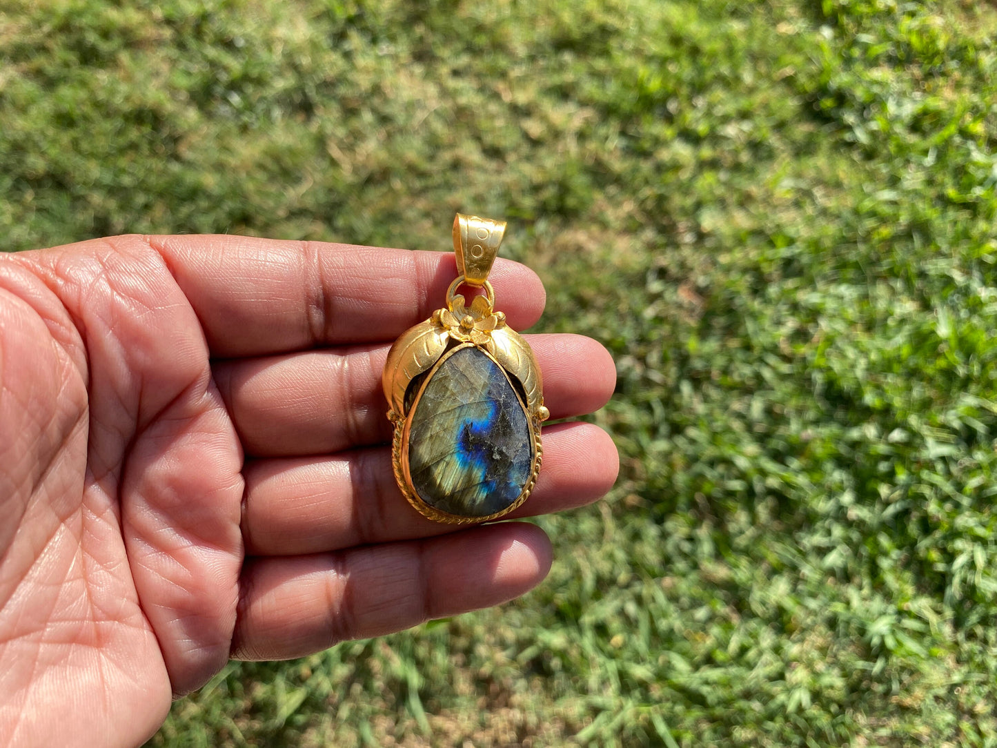 Gold Overlay Labradorite Pendant, Mystical Charm, Elegant Craftsmanship, Nature's Magic Jewelry, Aurora-inspired, Luxurious Design