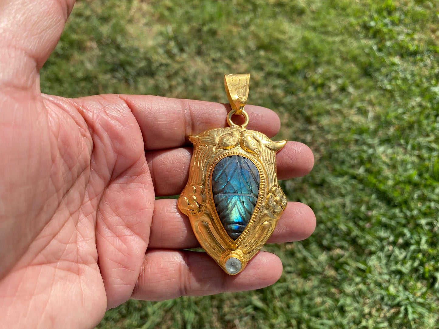 Gold Overlay Labradorite Pendant, Mystical Charm, Elegant Craftsmanship, Nature's Magic Jewelry, Aurora-inspired, Luxurious Design