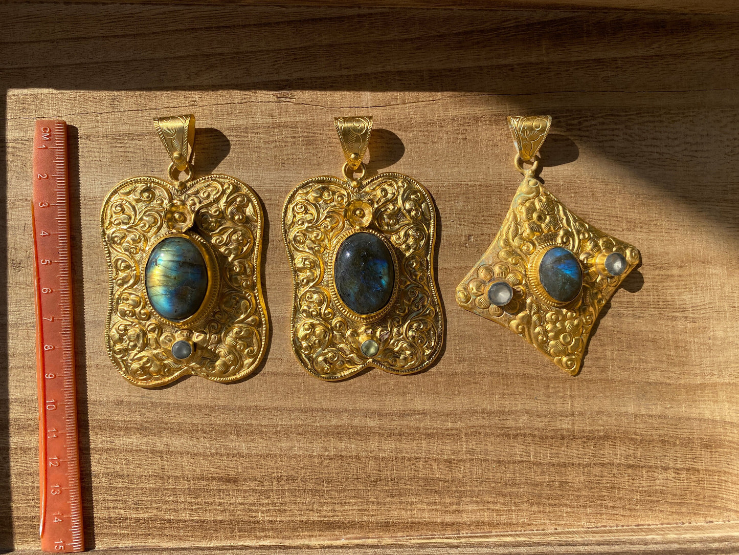Gold Overlay Labradorite Pendant, Mystical Charm, Elegant Craftsmanship, Nature's Magic Jewelry, Aurora-inspired, Luxurious Design