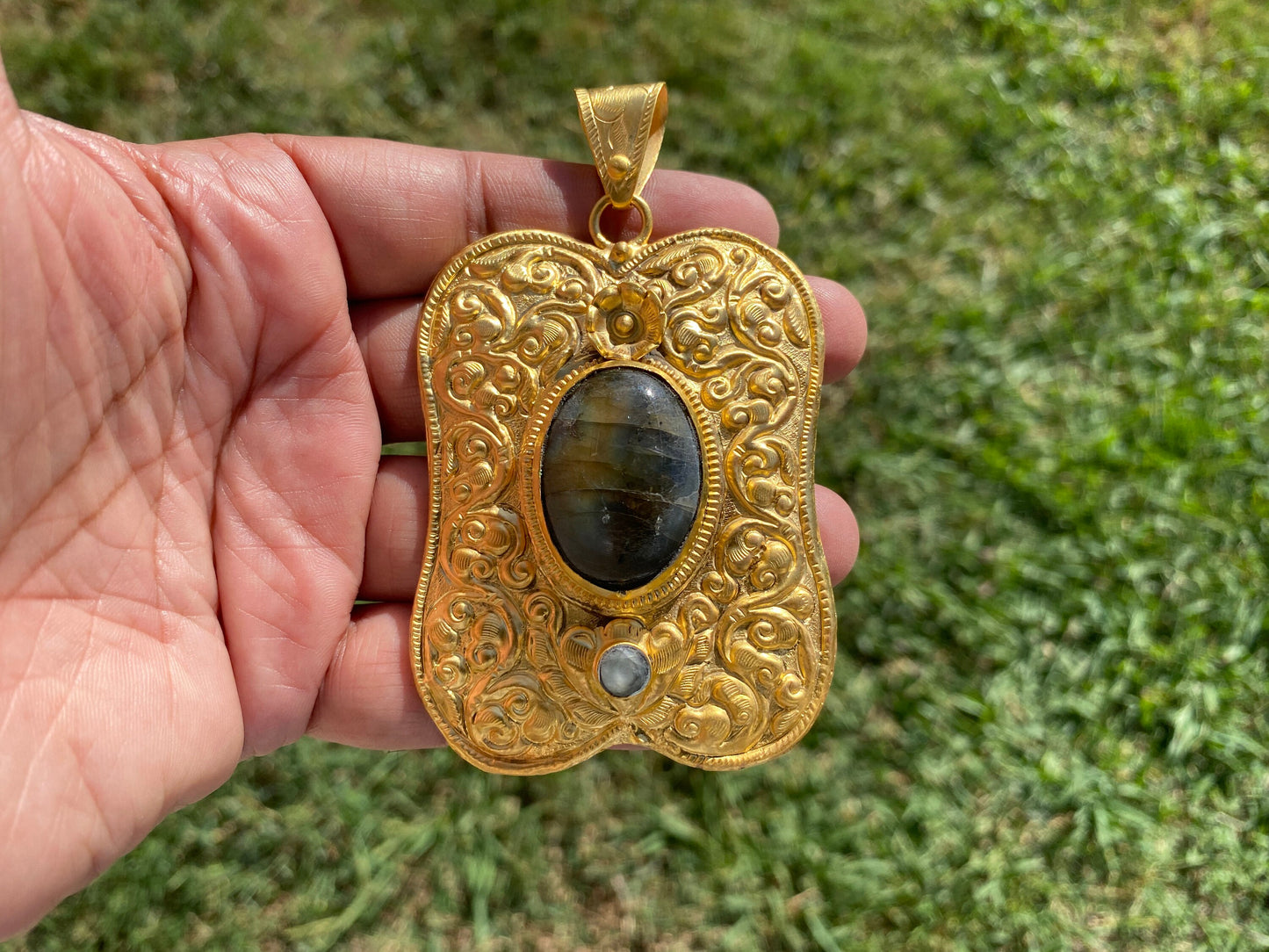 Gold Overlay Labradorite Pendant, Mystical Charm, Elegant Craftsmanship, Nature's Magic Jewelry, Aurora-inspired, Luxurious Design