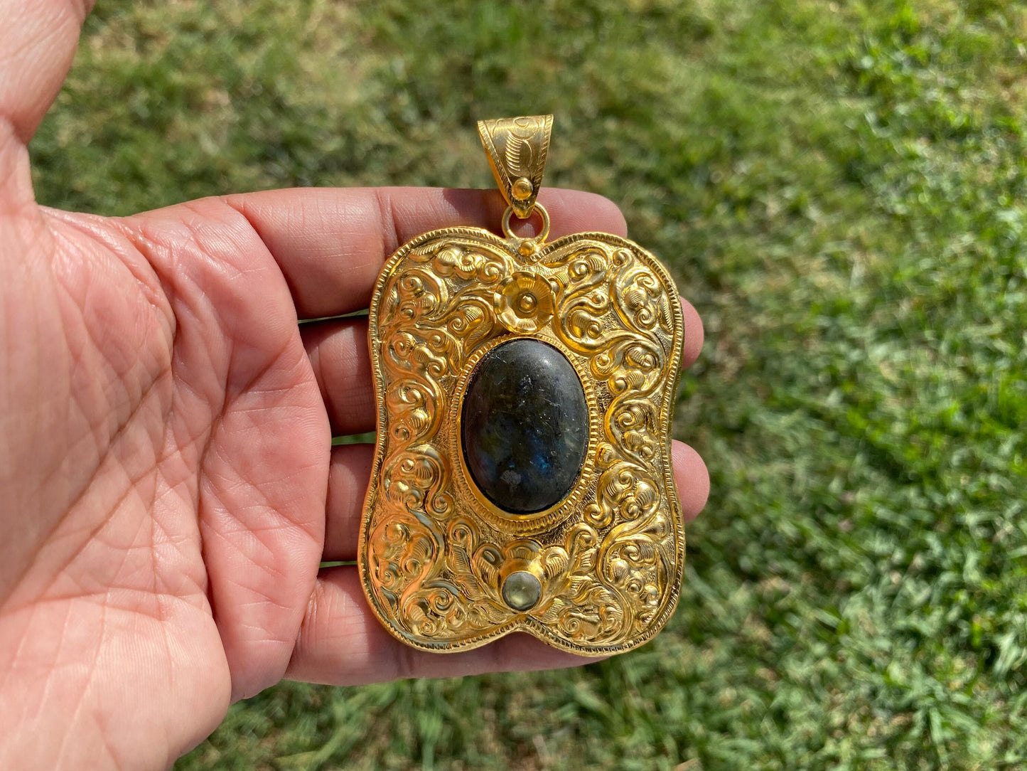 Gold Overlay Labradorite Pendant, Mystical Charm, Elegant Craftsmanship, Nature's Magic Jewelry, Aurora-inspired, Luxurious Design