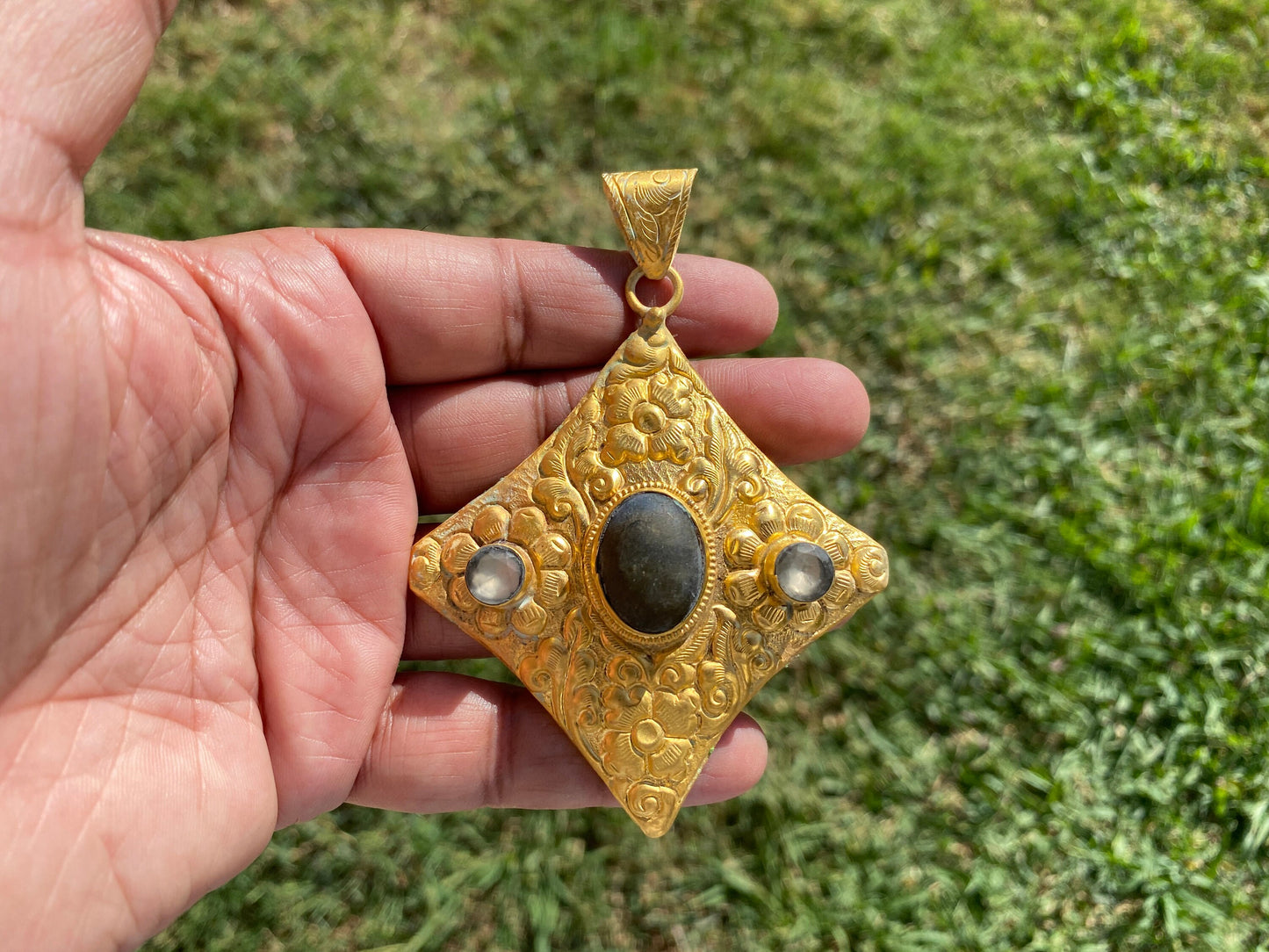 Gold Overlay Labradorite Pendant, Mystical Charm, Elegant Craftsmanship, Nature's Magic Jewelry, Aurora-inspired, Luxurious Design