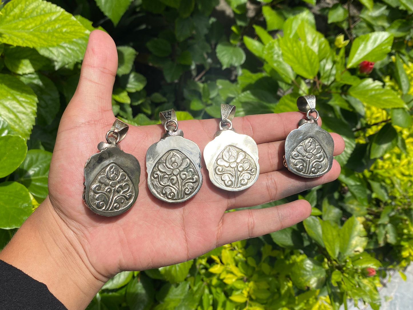 Hammered Floral Labradorite Pendant – Unisex Tibetan Silver Boho Pendant for Healing and Fashion, Bohemian Labradorite Pendant.