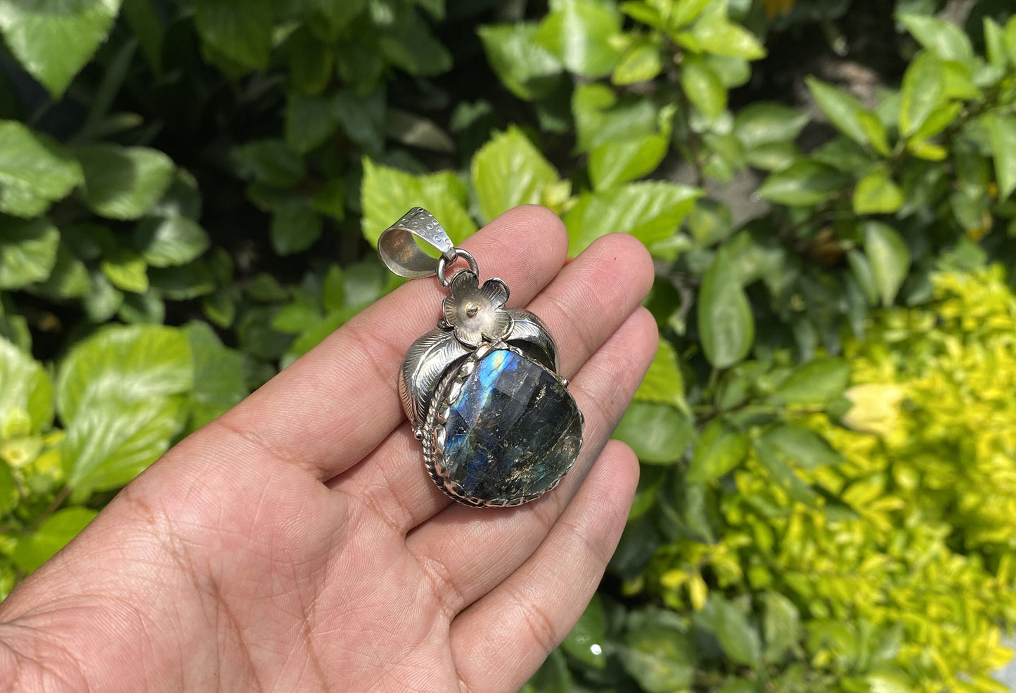Hammered Floral Labradorite Pendant – Unisex Tibetan Silver Boho Pendant for Healing and Fashion, Bohemian Labradorite Pendant.