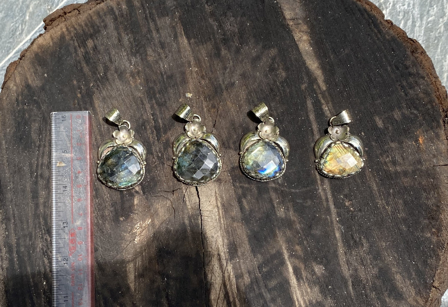 Hammered Floral Labradorite Pendant – Unisex Tibetan Silver Boho Pendant for Healing and Fashion, Bohemian Labradorite Pendant.