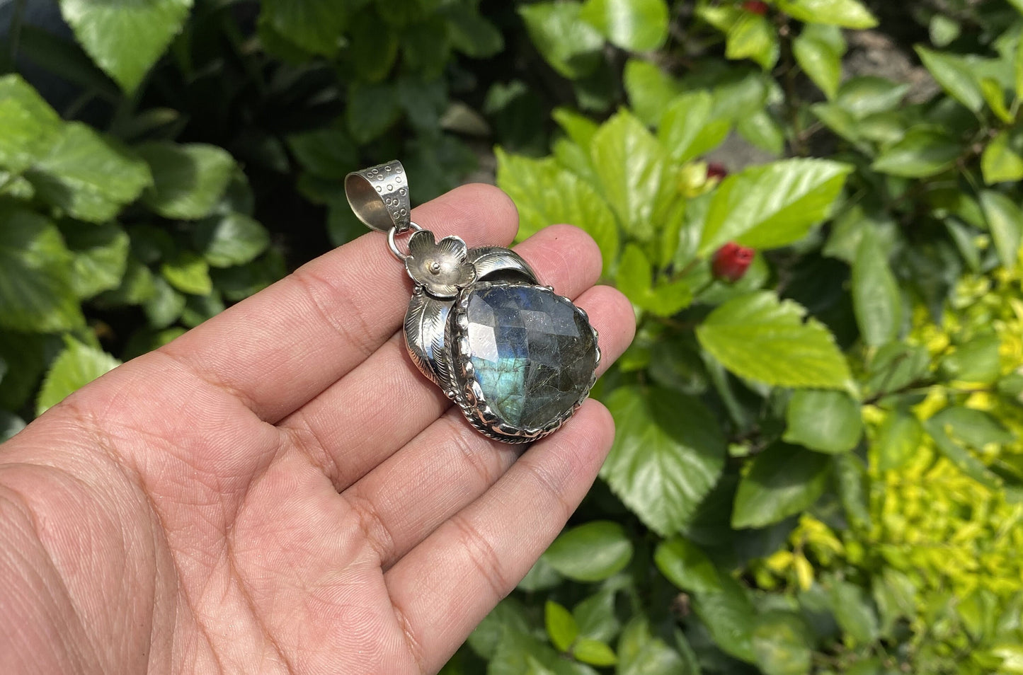 Hammered Floral Labradorite Pendant – Unisex Tibetan Silver Boho Pendant for Healing and Fashion, Bohemian Labradorite Pendant.