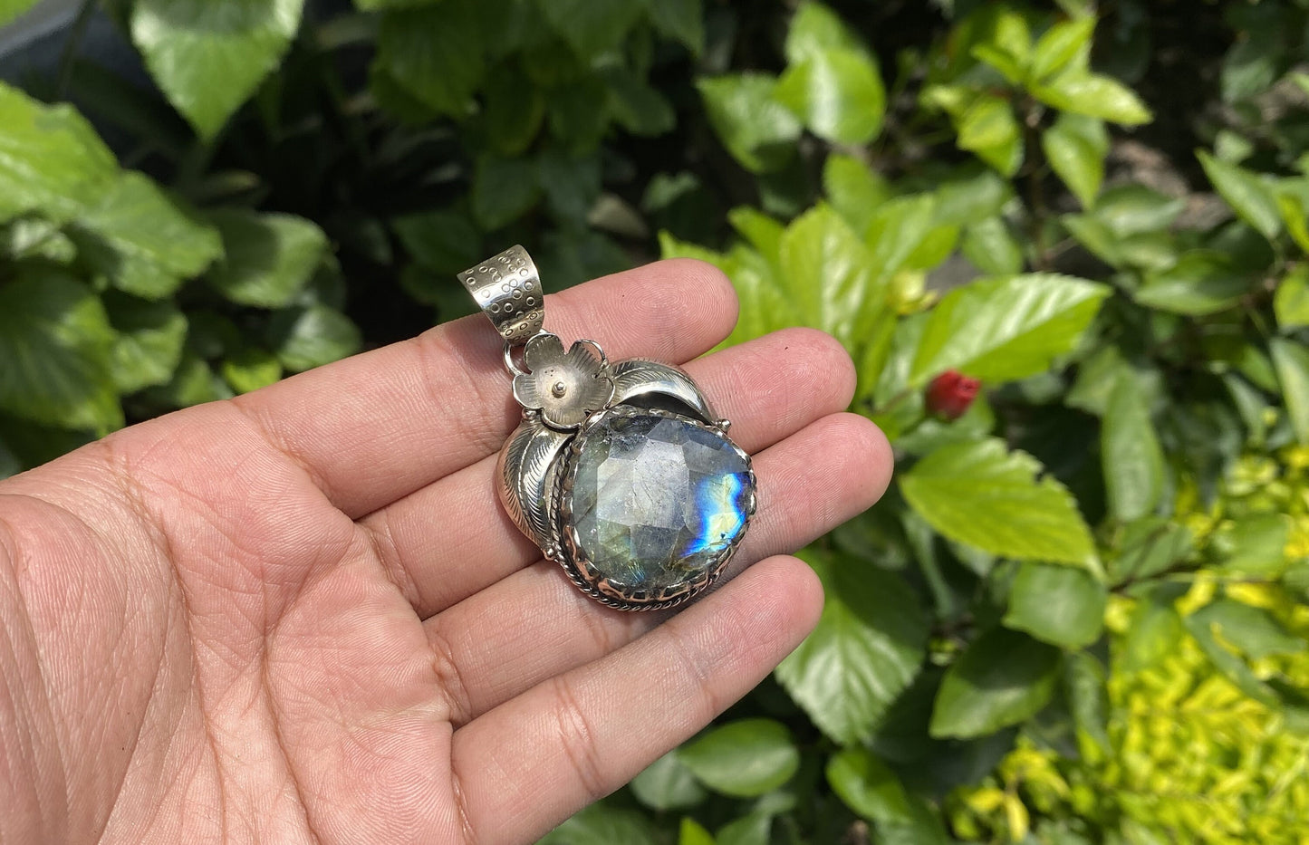 Hammered Floral Labradorite Pendant – Unisex Tibetan Silver Boho Pendant for Healing and Fashion, Bohemian Labradorite Pendant.