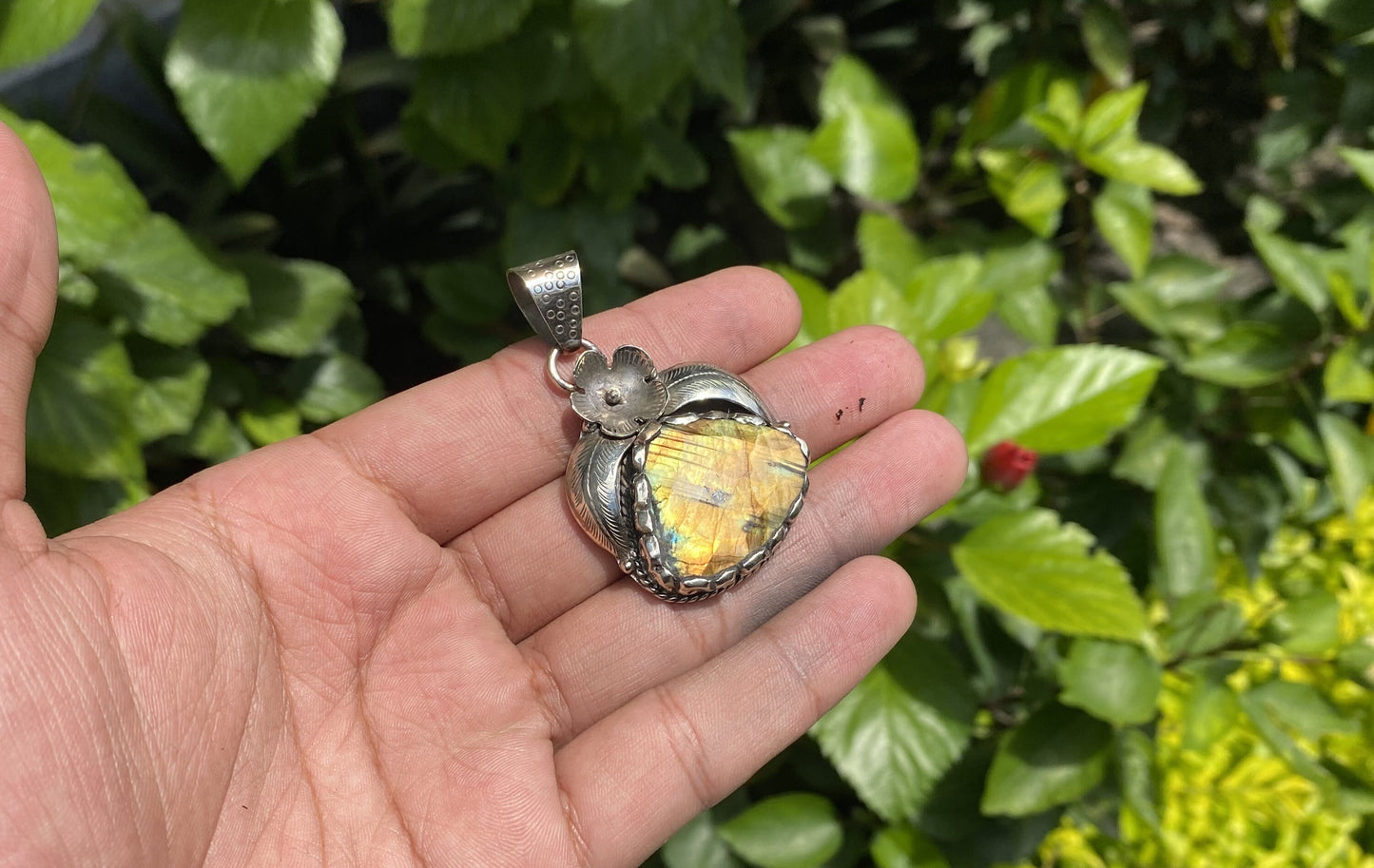 Hammered Floral Labradorite Pendant – Unisex Tibetan Silver Boho Pendant for Healing and Fashion, Bohemian Labradorite Pendant.