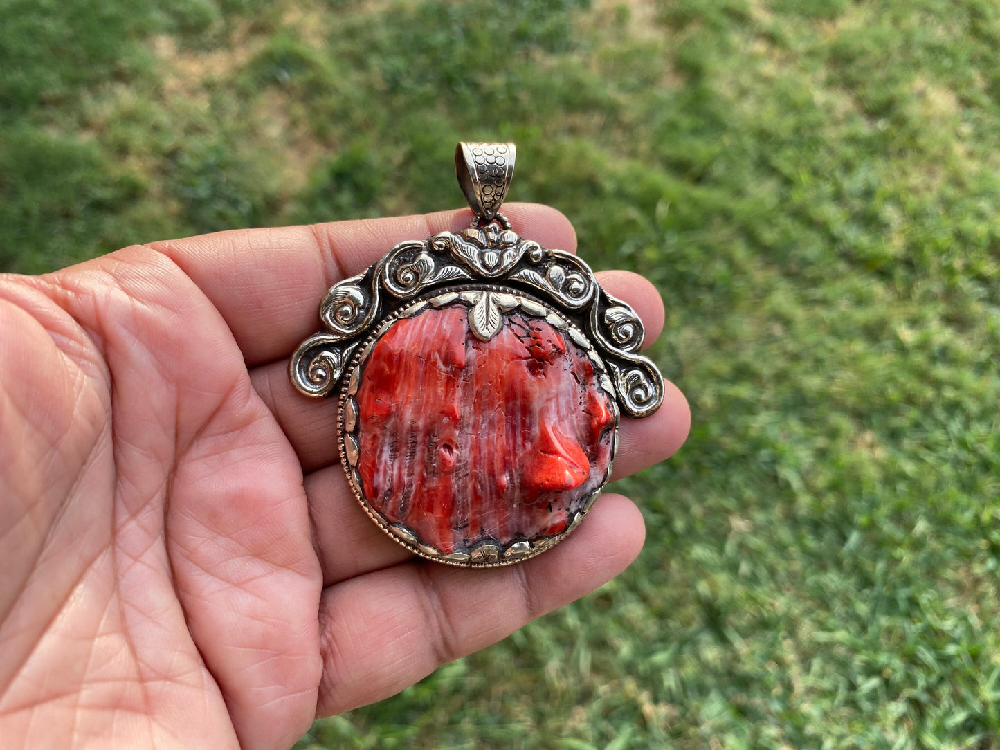Handcrafted Large Spiny Oyster Tibetan Silver Pendant, A Marine Gem Capturing Sunset Hues and Ocean's Timeless Beauty for Elegant Wear