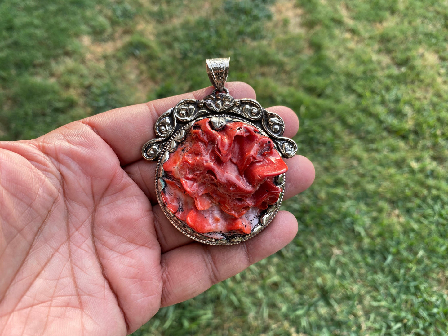 Handcrafted Large Spiny Oyster Tibetan Silver Pendant, A Marine Gem Capturing Sunset Hues and Ocean's Timeless Beauty for Elegant Wear