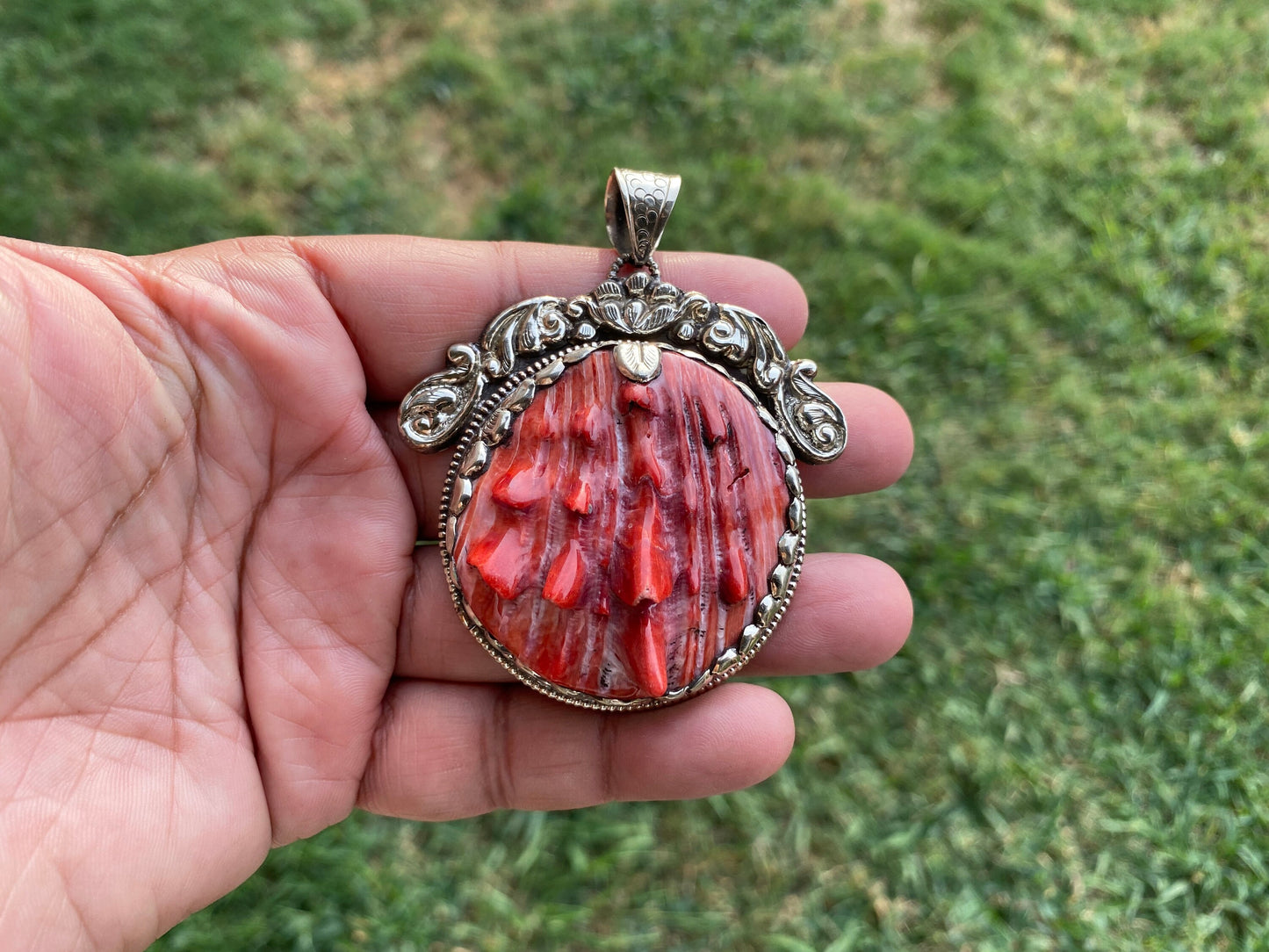 Handcrafted Large Spiny Oyster Tibetan Silver Pendant, A Marine Gem Capturing Sunset Hues and Ocean's Timeless Beauty for Elegant Wear