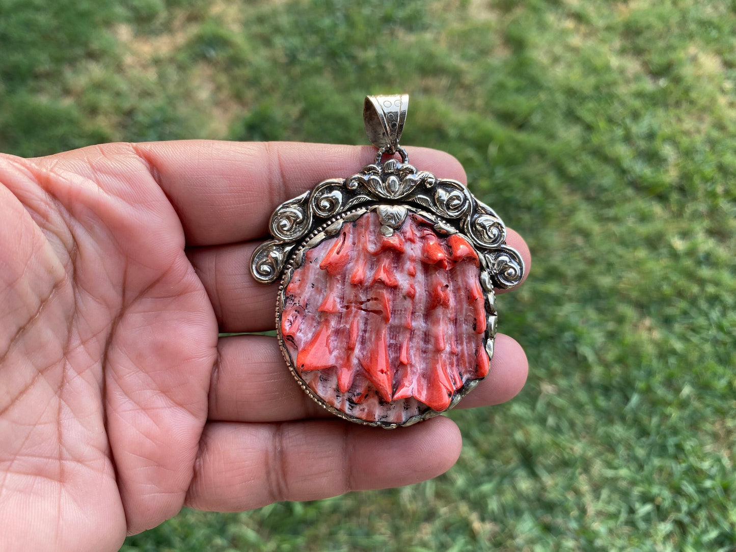 Handcrafted Large Spiny Oyster Tibetan Silver Pendant, A Marine Gem Capturing Sunset Hues and Ocean's Timeless Beauty for Elegant Wear