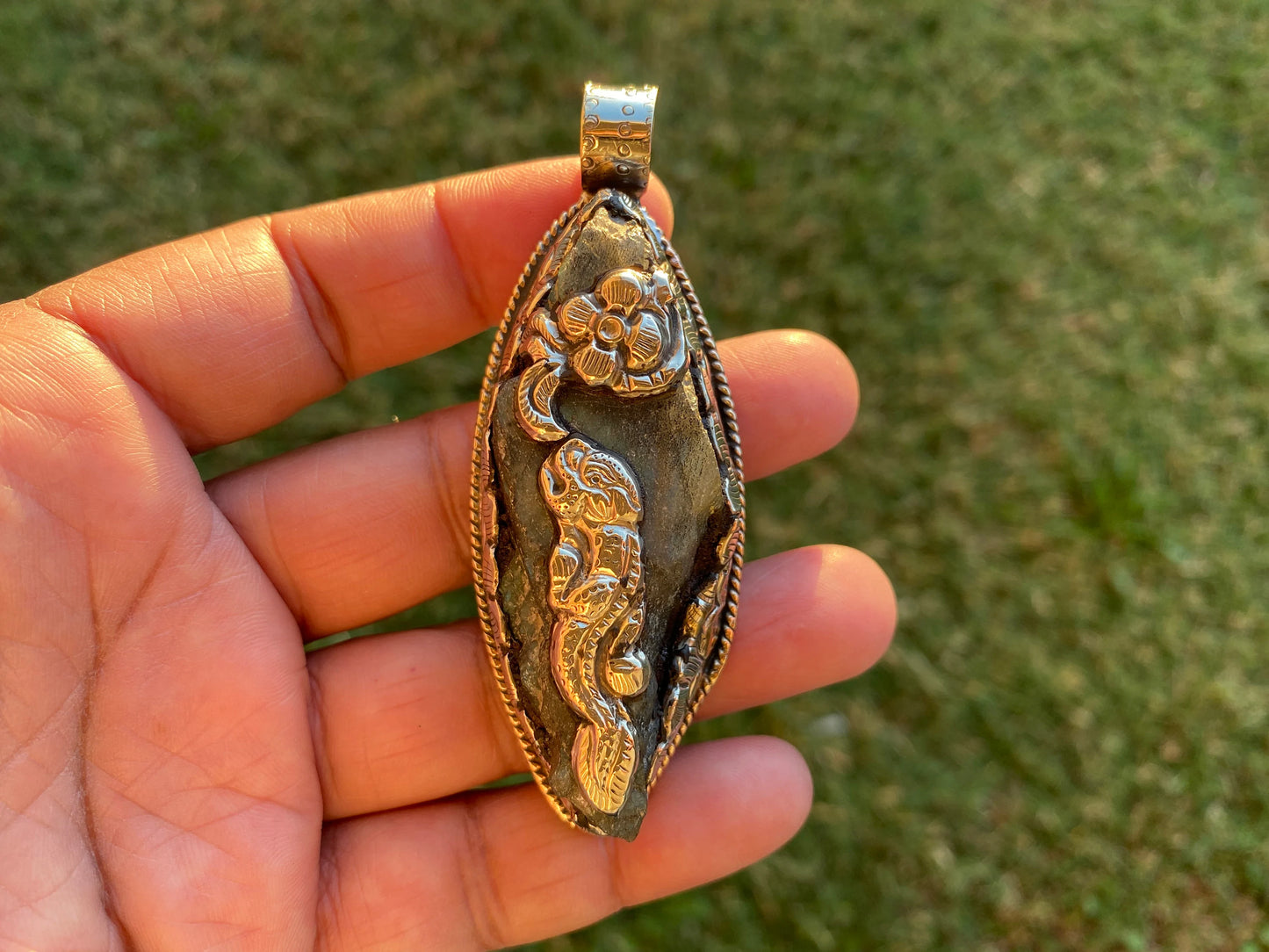 Large Raw Labradorite Natural Stone Tibetan Silver Pendant, Healing Crystal Pendant, Birthday Gift, Birthstone Jewelry, Animal Designs, Boho