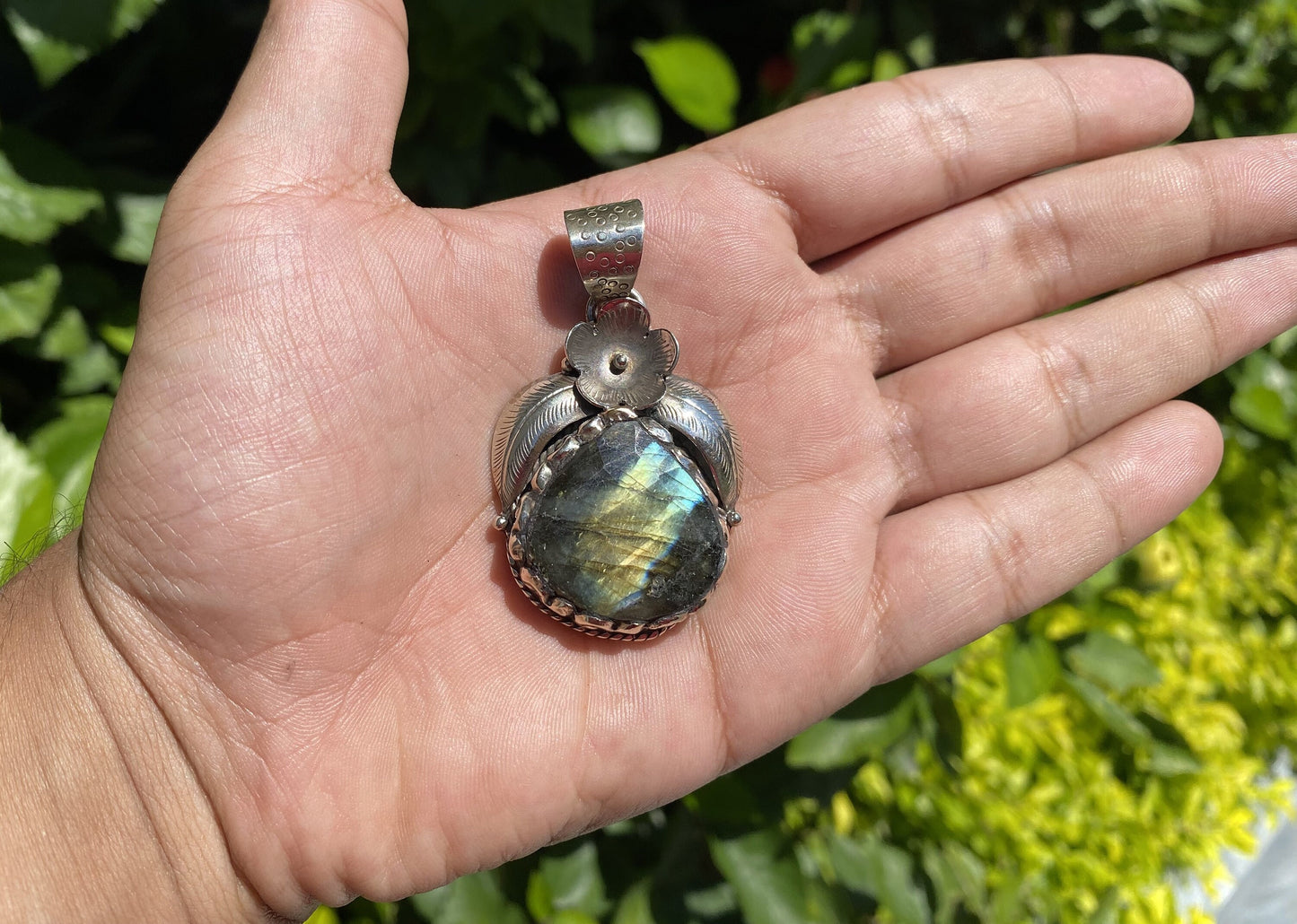 Natural Labradorite Pendant, Oval Shaped Labradorite Pendant, Aesthetic labradorite Pendant, Natural Gemstone Pendant, Unisex Pendant.