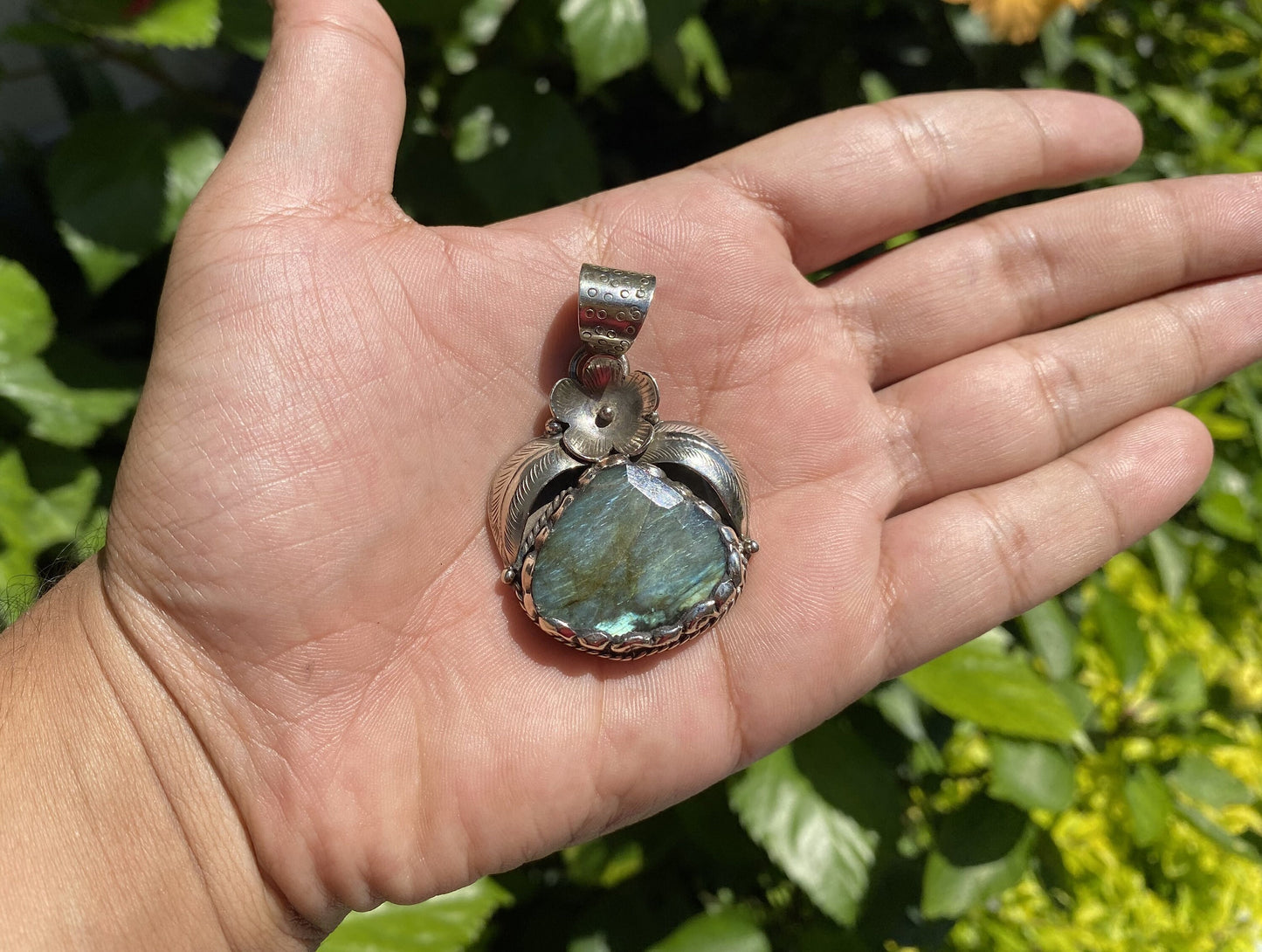 Natural Labradorite Pendant, Oval Shaped Labradorite Pendant, Aesthetic labradorite Pendant, Natural Gemstone Pendant, Unisex Pendant.