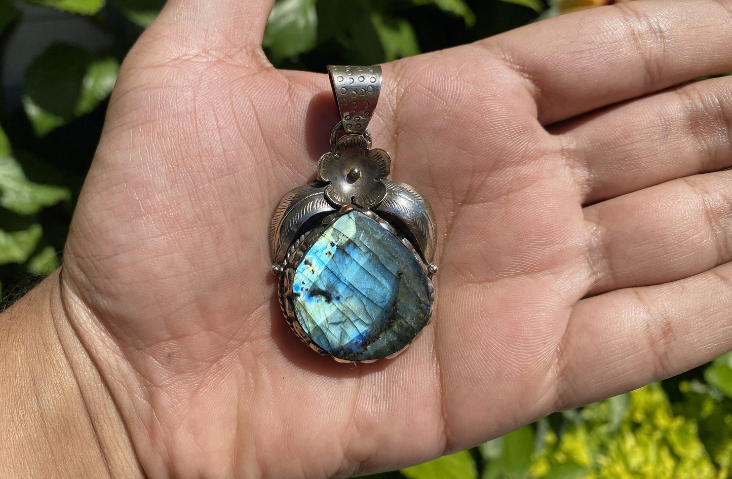Natural Labradorite Pendant, Oval Shaped Labradorite Pendant, Aesthetic labradorite Pendant, Natural Gemstone Pendant, Unisex Pendant.