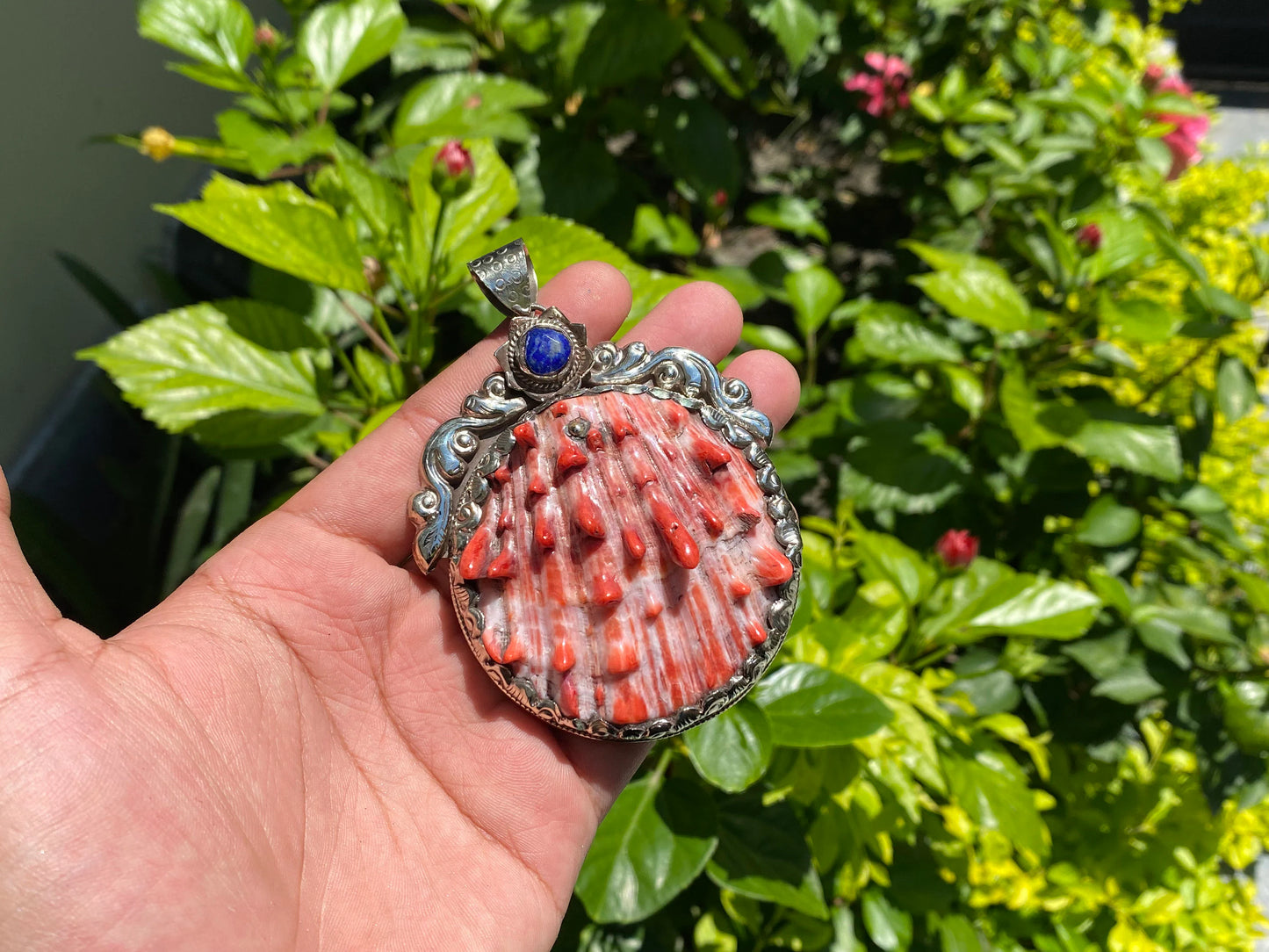 Ocean-Inspired Tibetan Silver Pendant with Handcrafted Spiny Oyster, Raw Lapis adorned pendant, Spiky Spiny oyster Pendant, Floral design.