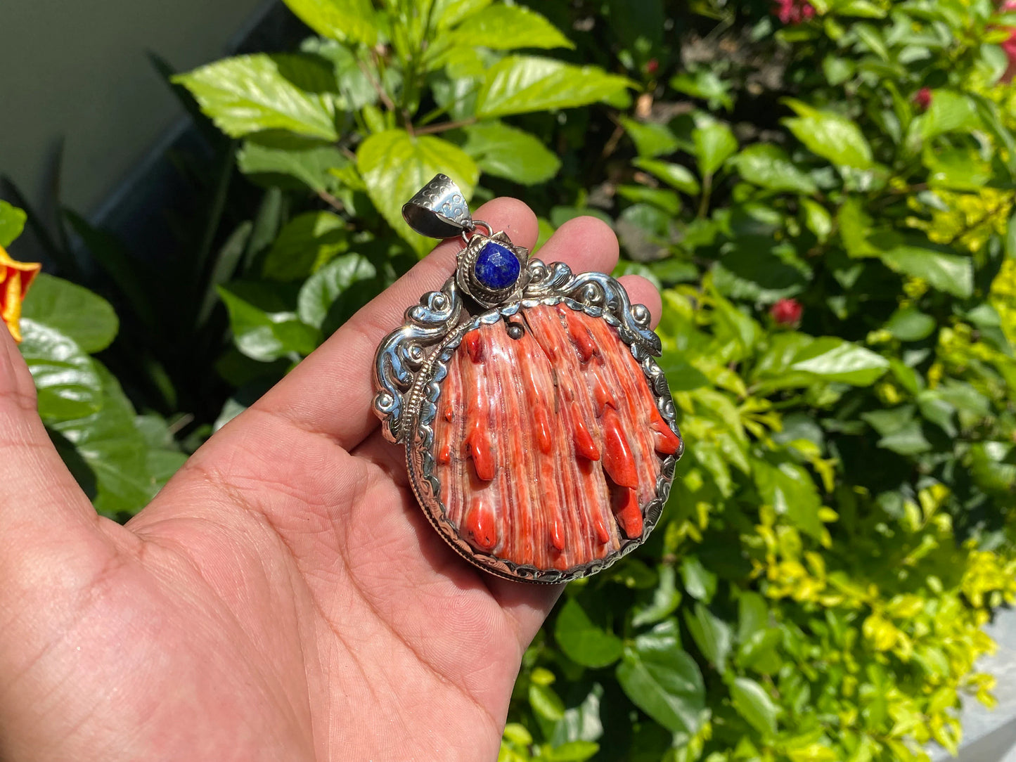 Ocean-Inspired Tibetan Silver Pendant with Handcrafted Spiny Oyster, Raw Lapis adorned pendant, Spiky Spiny oyster Pendant, Floral design.