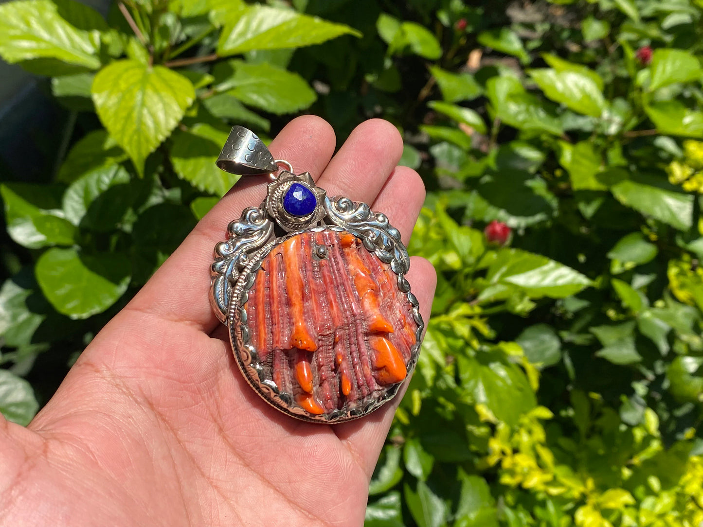 Ocean-Inspired Tibetan Silver Pendant with Handcrafted Spiny Oyster, Raw Lapis adorned pendant, Spiky Spiny oyster Pendant, Floral design.