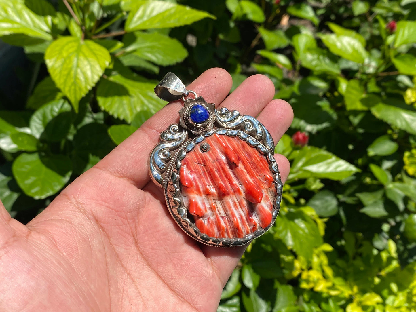 Ocean-Inspired Tibetan Silver Pendant with Handcrafted Spiny Oyster, Raw Lapis adorned pendant, Spiky Spiny oyster Pendant, Floral design.