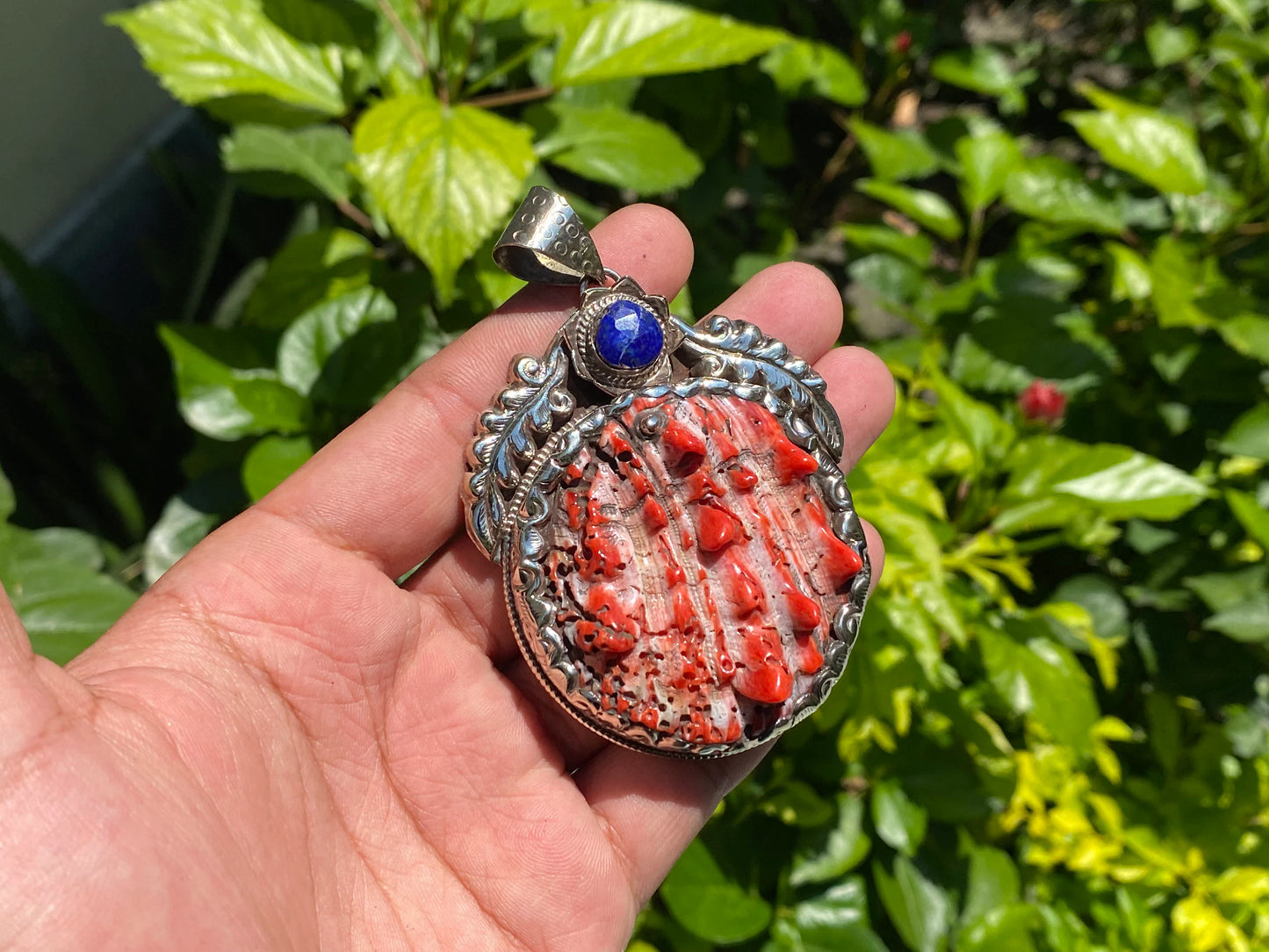 Ocean-Inspired Tibetan Silver Pendant with Handcrafted Spiny Oyster, Raw Lapis adorned pendant, Spiky Spiny oyster Pendant, Floral design.
