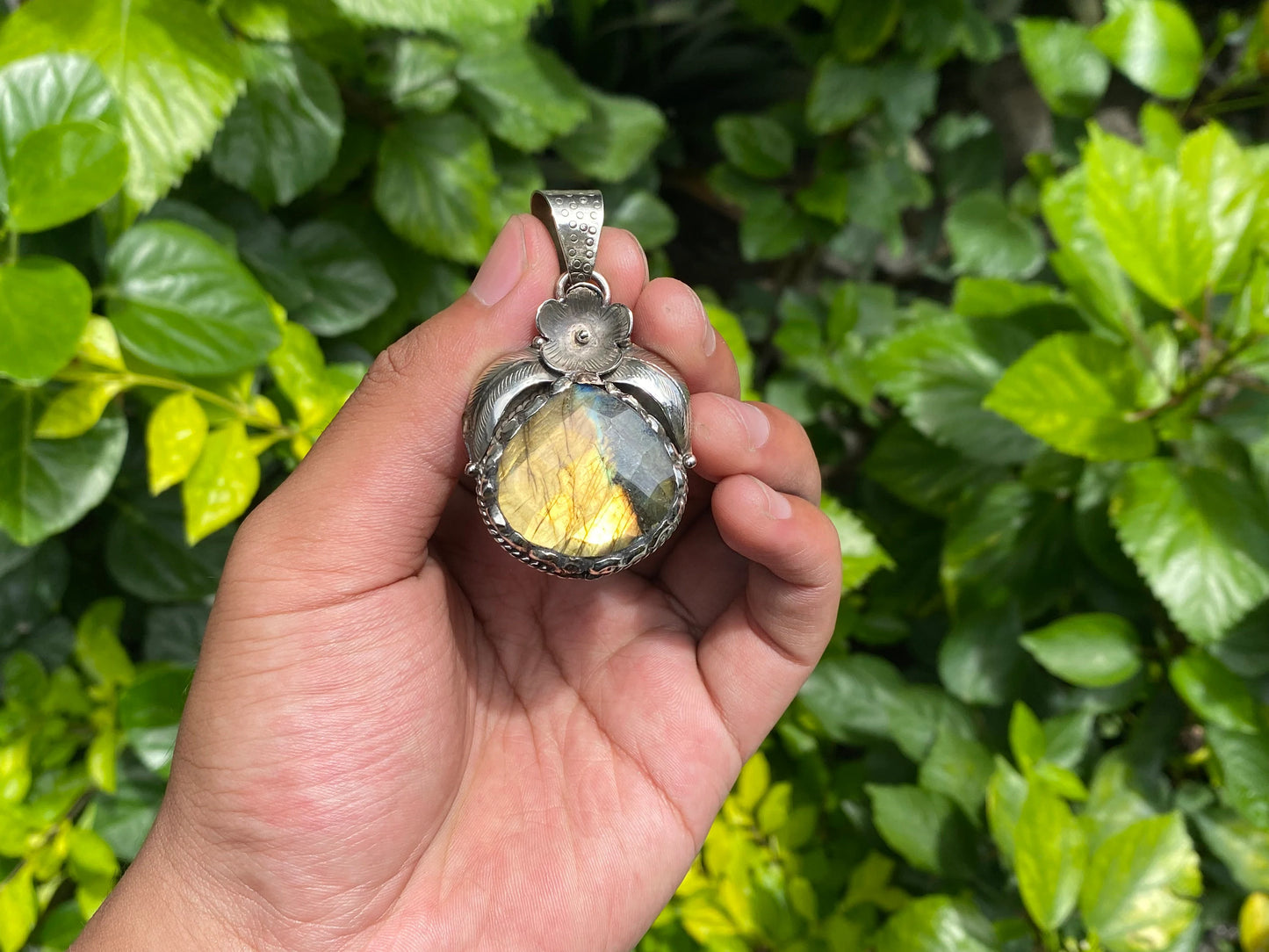 Rustic Bohemian Labradorite Pendant – Unisex Tibetan Silver Pendant for Healing and Everyday Wear, Hammered floral Design, Trendy Pendant.