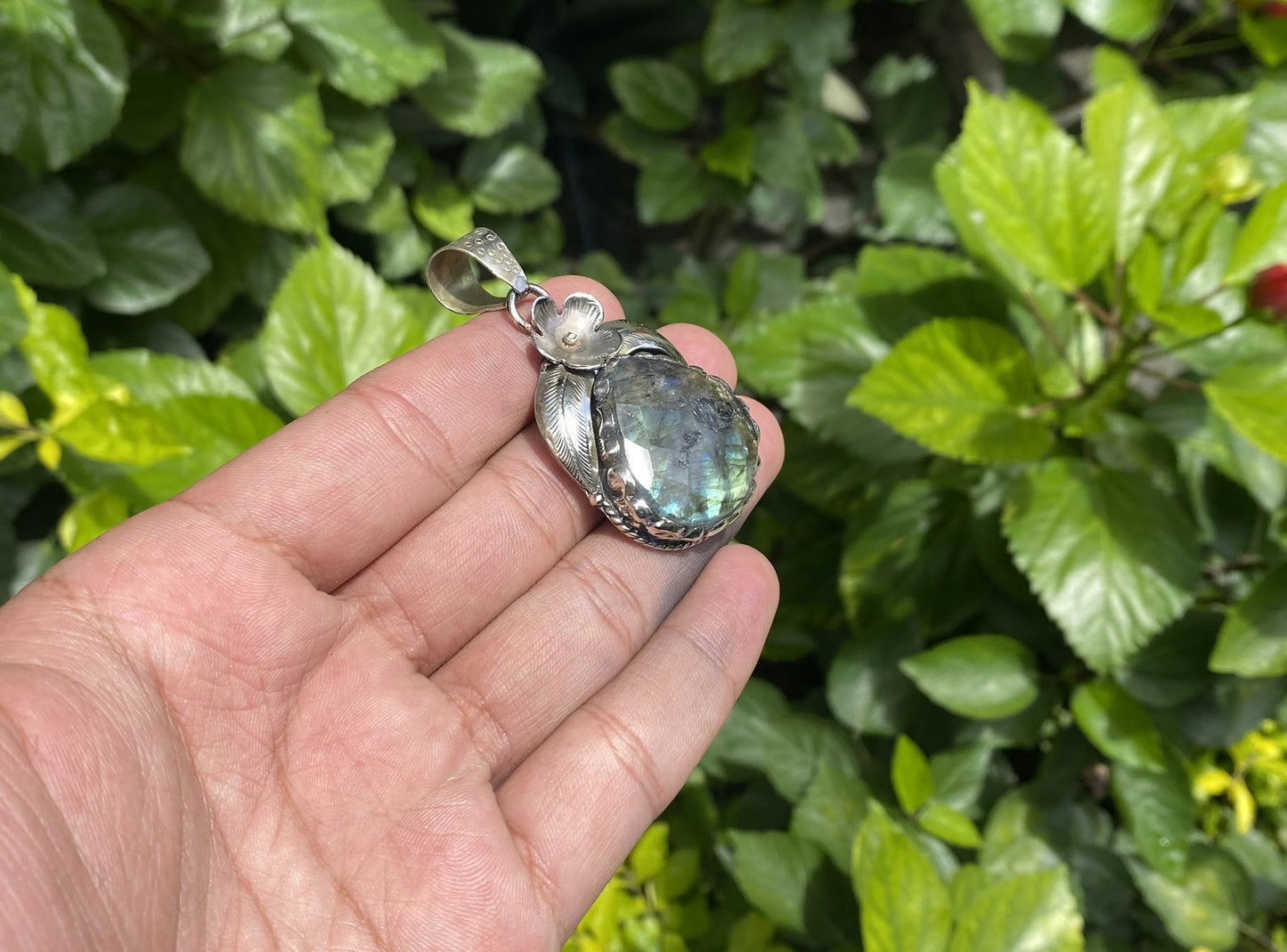 Rustic Bohemian Labradorite Pendant – Unisex Tibetan Silver Pendant for Healing and Everyday Wear, Hammered floral Design, Trendy Pendant.