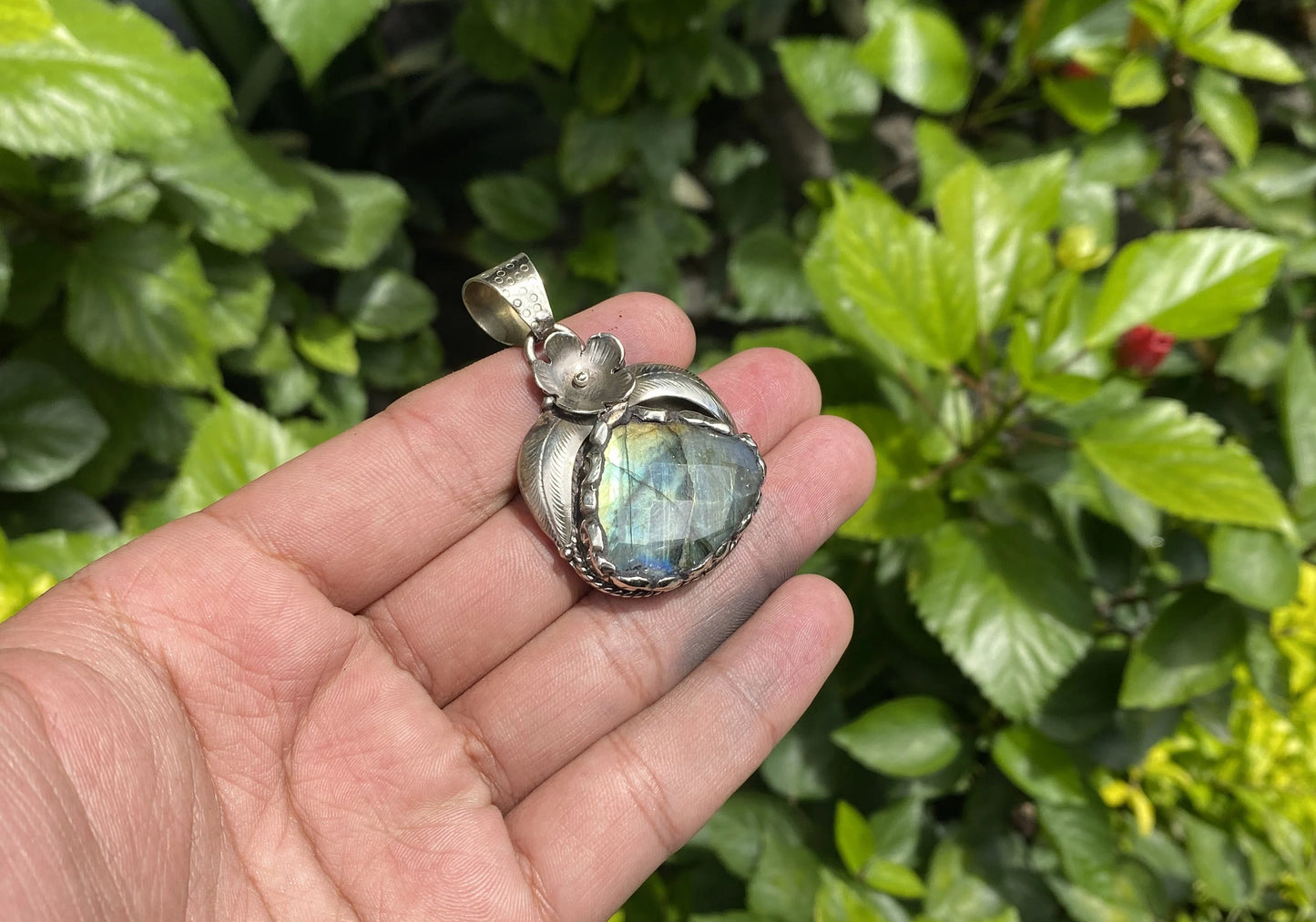 Rustic Bohemian Labradorite Pendant – Unisex Tibetan Silver Pendant for Healing and Everyday Wear, Hammered floral Design, Trendy Pendant.