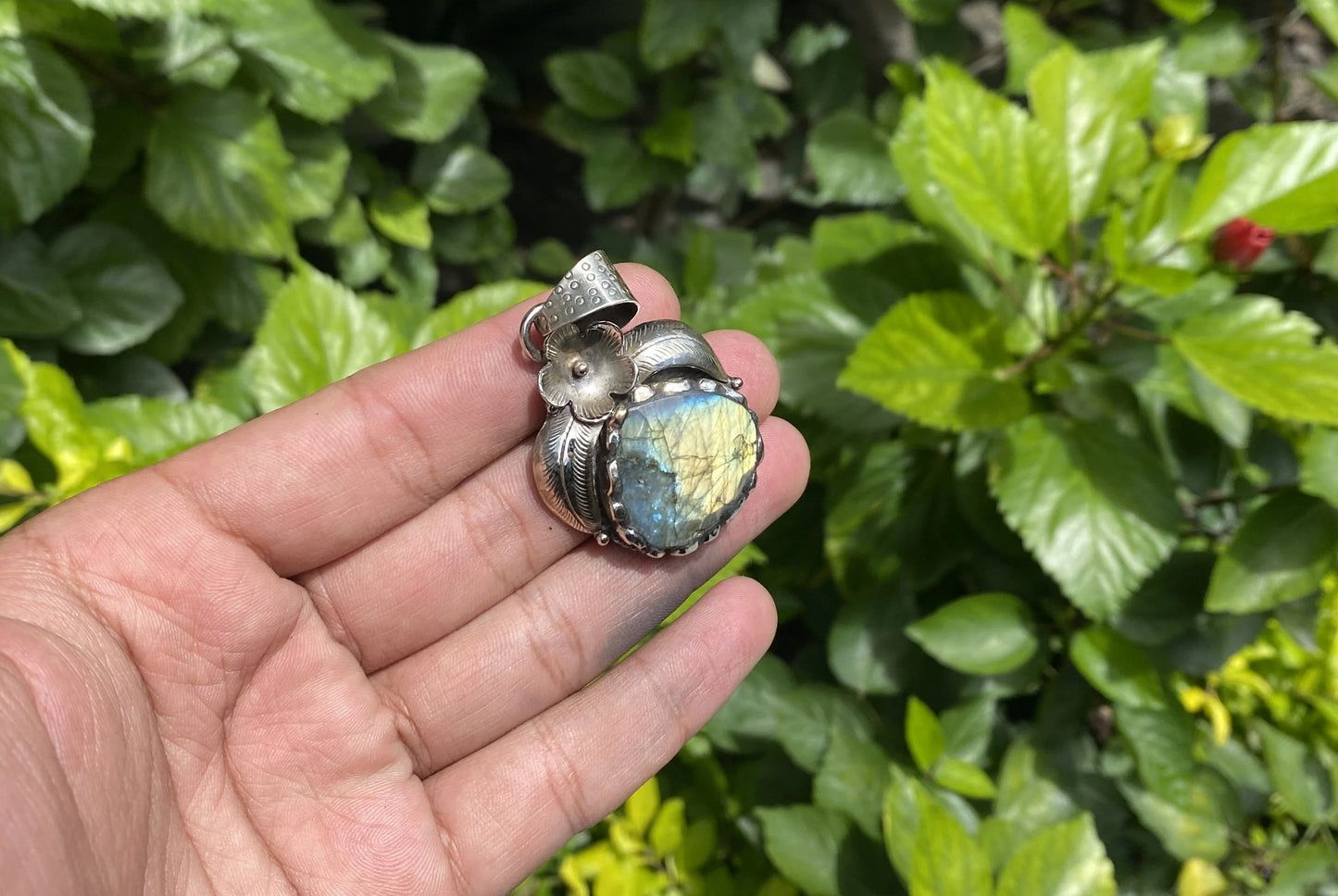 Rustic Bohemian Labradorite Pendant – Unisex Tibetan Silver Pendant for Healing and Everyday Wear, Hammered floral Design, Trendy Pendant.
