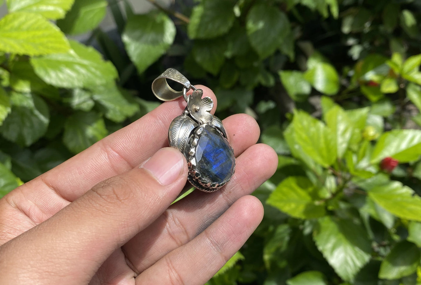 Rustic Bohemian Labradorite Pendant – Unisex Tibetan Silver Pendant for Healing and Everyday Wear, Hammered floral Design, Trendy Pendant.