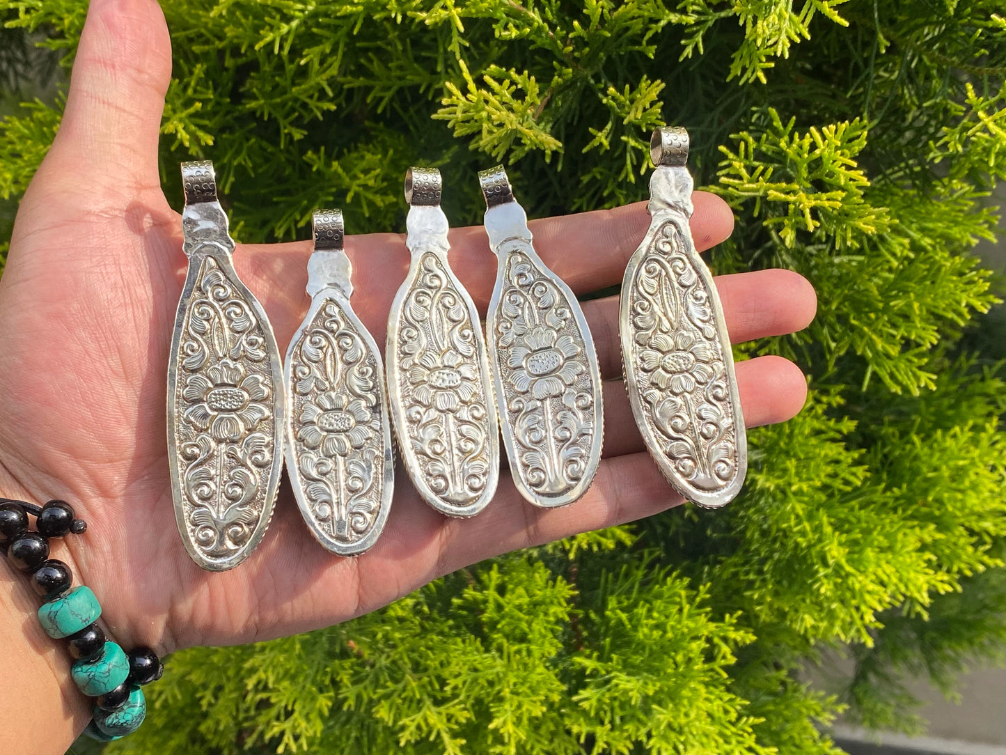 Natural Beauty: Spiny Oyster Pendant for Fashion and Healing, Pendant for daily wear, Coral adorned unisex pendant with healing energy.