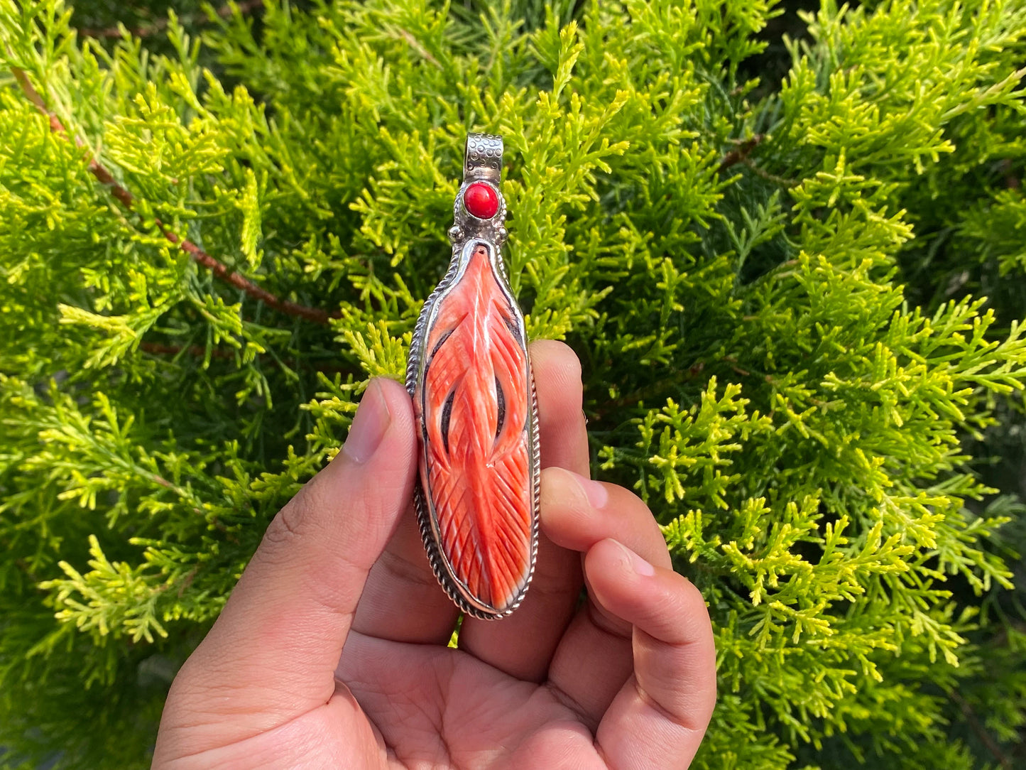Natural Beauty: Spiny Oyster Pendant for Fashion and Healing, Pendant for daily wear, Coral adorned unisex pendant with healing energy.