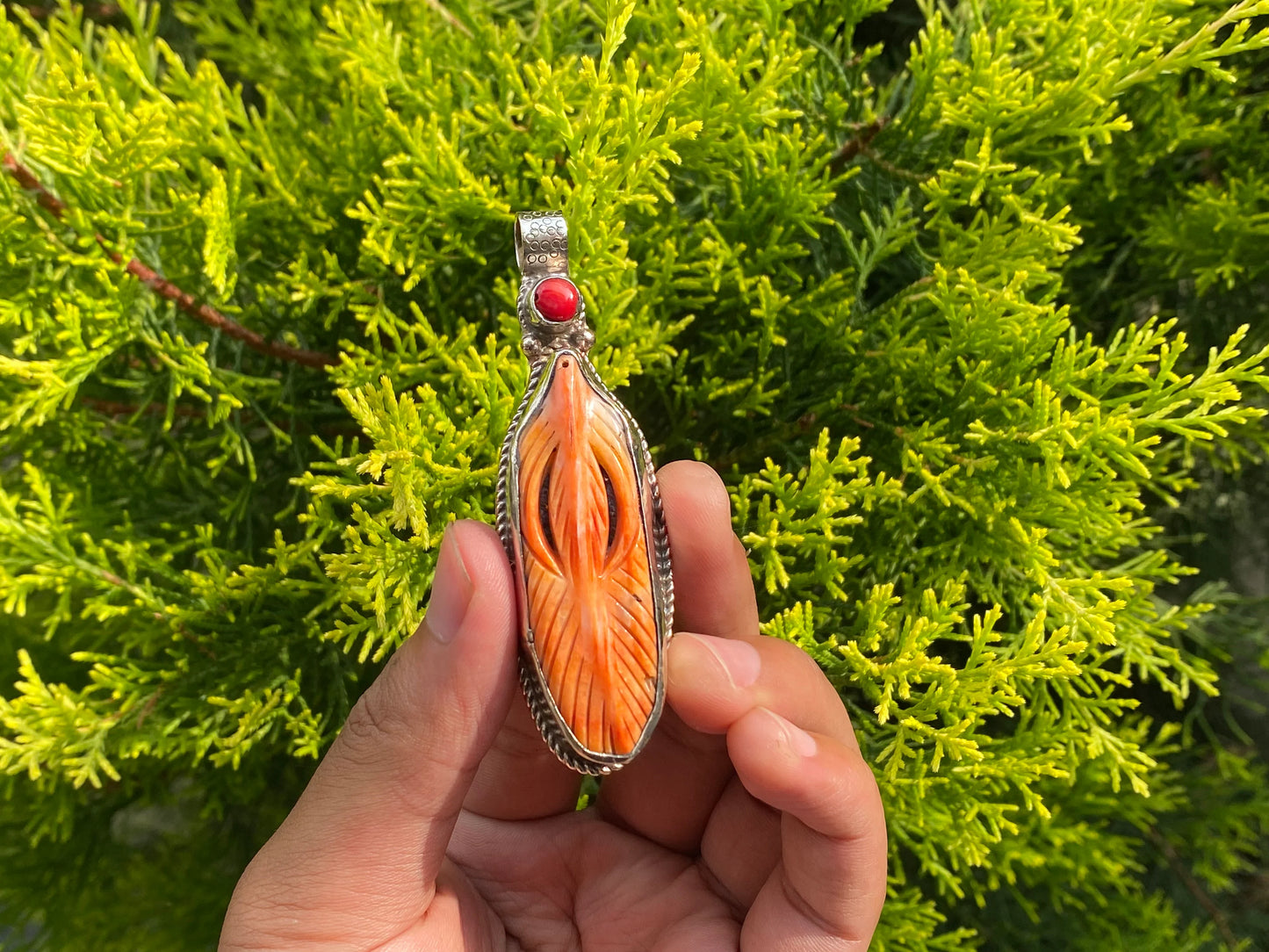 Natural Beauty: Spiny Oyster Pendant for Fashion and Healing, Pendant for daily wear, Coral adorned unisex pendant with healing energy.
