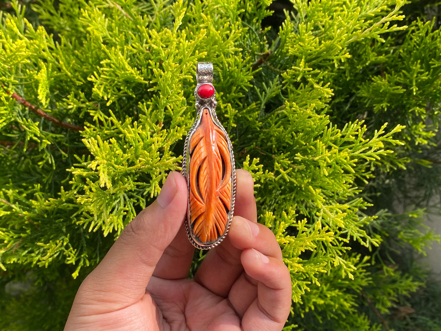 Natural Beauty: Spiny Oyster Pendant for Fashion and Healing, Pendant for daily wear, Coral adorned unisex pendant with healing energy.